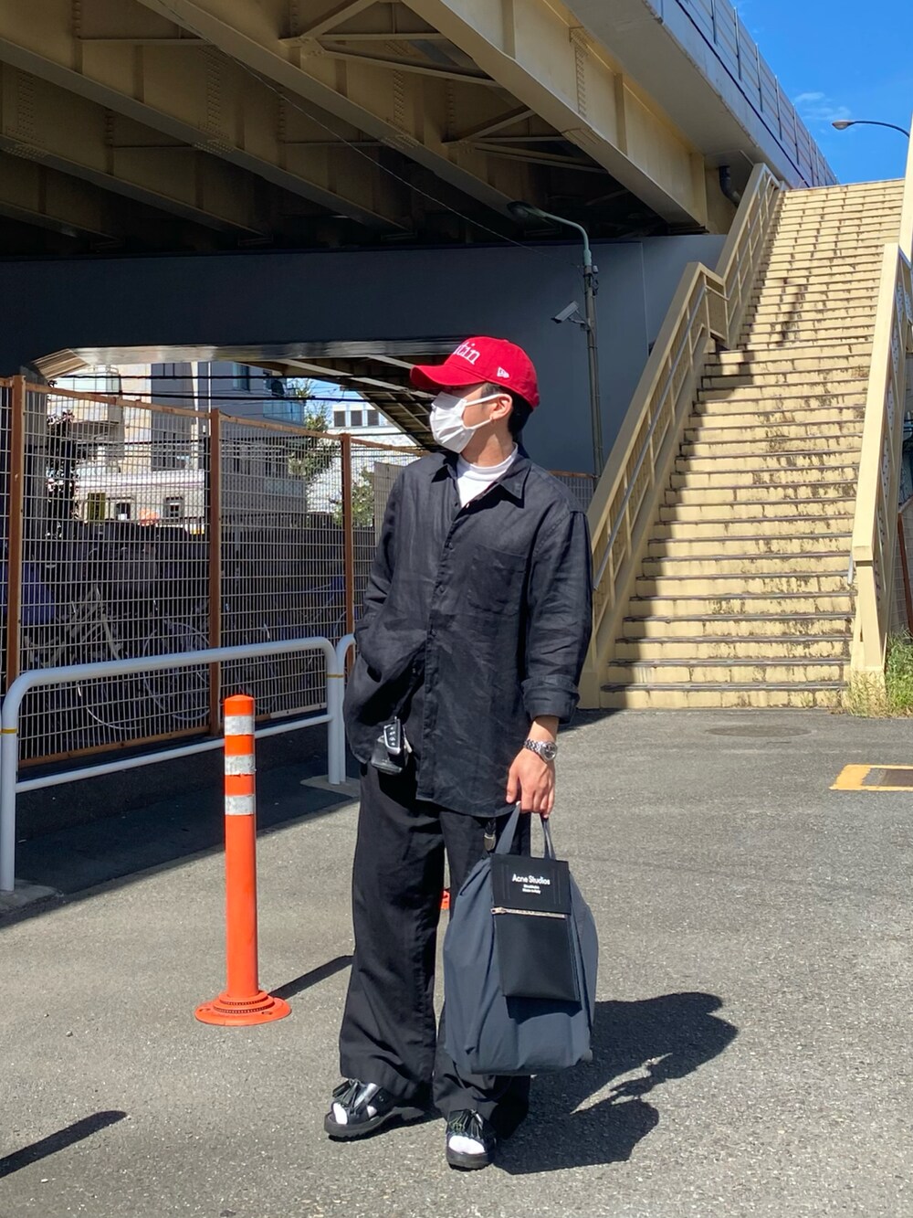 ブラック系のシャツ/ブラウス、ホワイト系のTシャツ/カットソー、ブラック系のパンツを着用したメンズの秋コーディネートの4枚目の写真