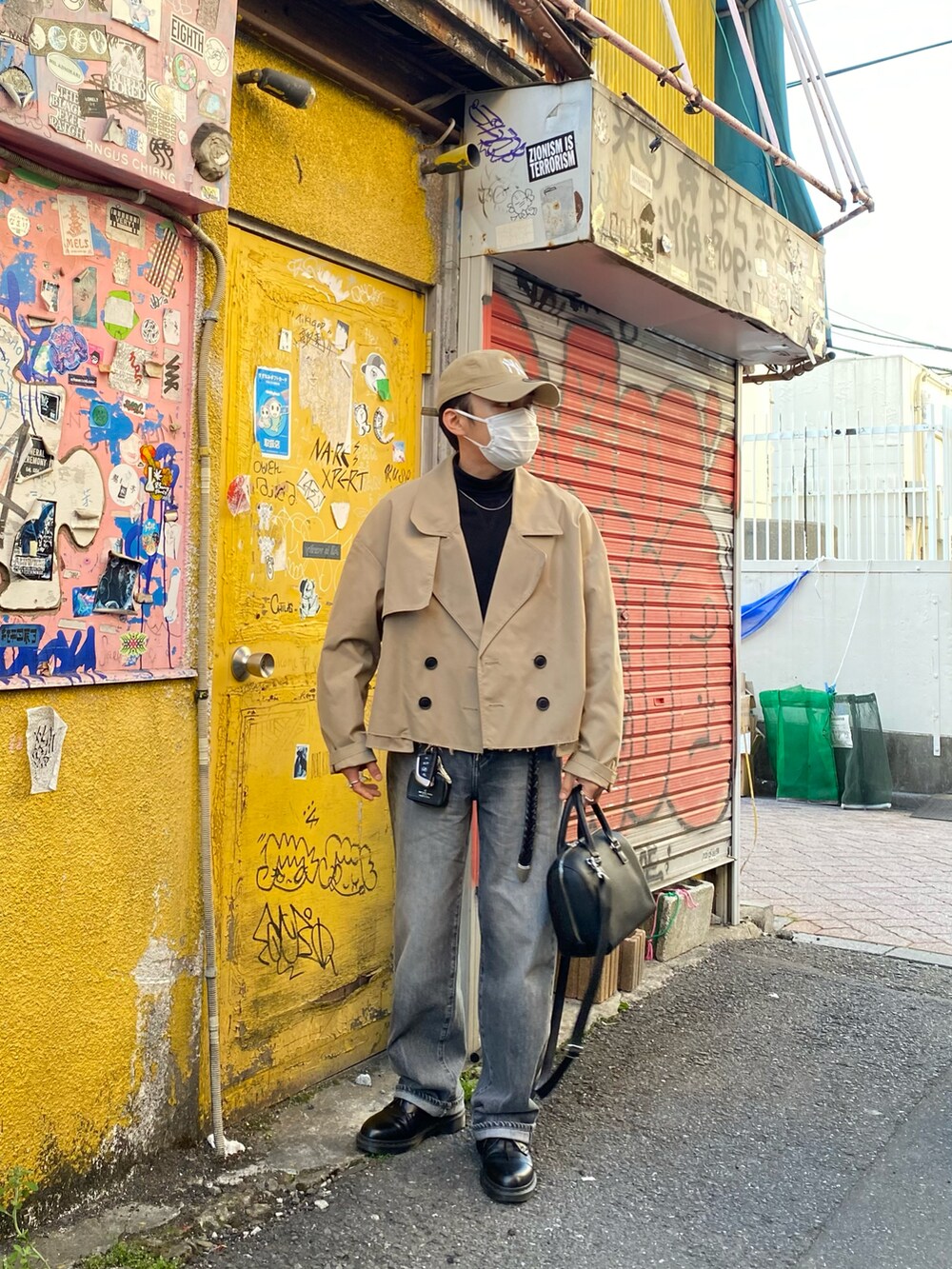 ベージュ系のブルゾン、ブラック系のスウェット、グレー系のデニムパンツを着用したメンズの春コーディネートの4枚目の写真