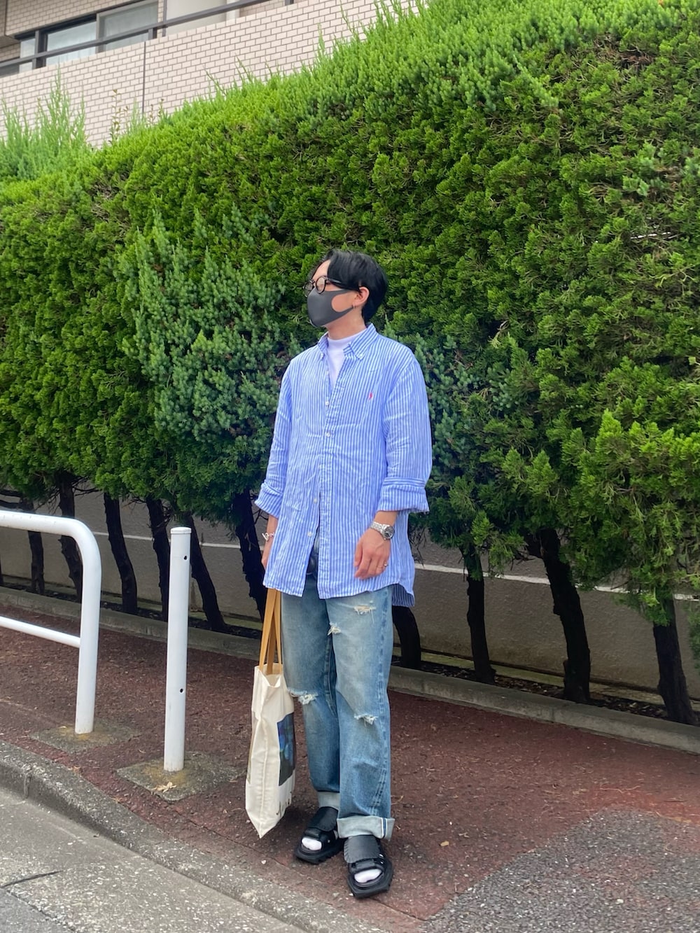 その他のシャツ/ブラウス、ブルー系のデニムパンツ、ブラック系のサンダルを着用したメンズの夏コーディネートの2枚目の写真