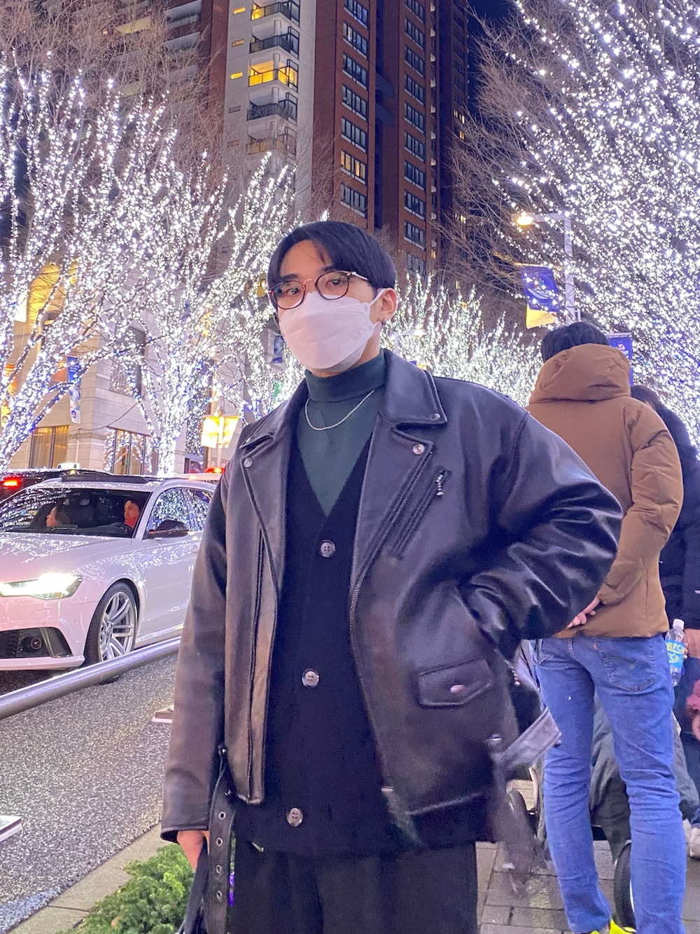 ブラック系のライダースジャケット、ブラック系のカーディガン/ボレロ、グリーン系のスウェットを着用したメンズの冬コーディネートの2枚目の写真