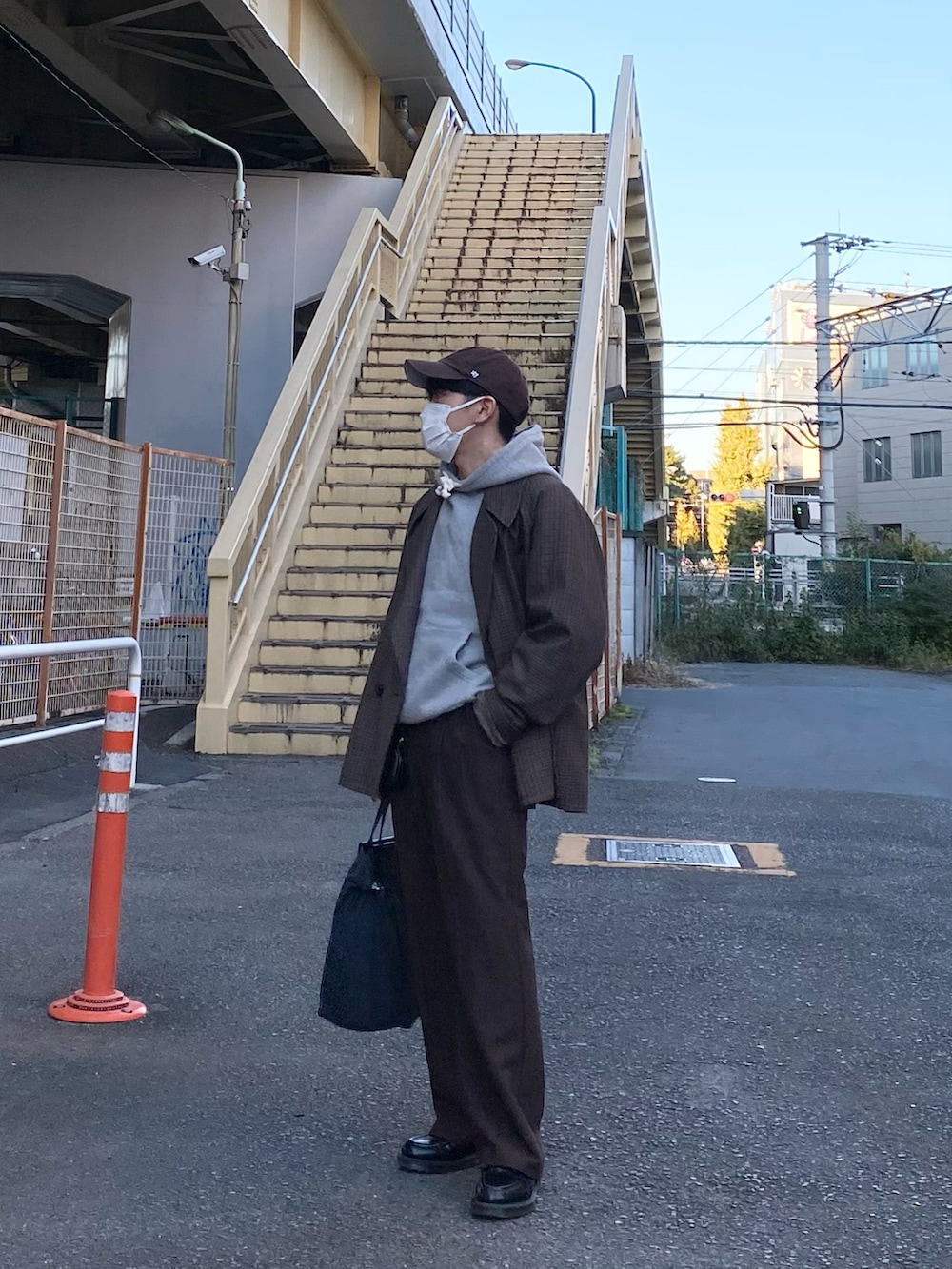 その他のその他アウター、グレー系のパーカー、ブラウン系のその他パンツを着用したメンズの冬コーディネートの2枚目の写真