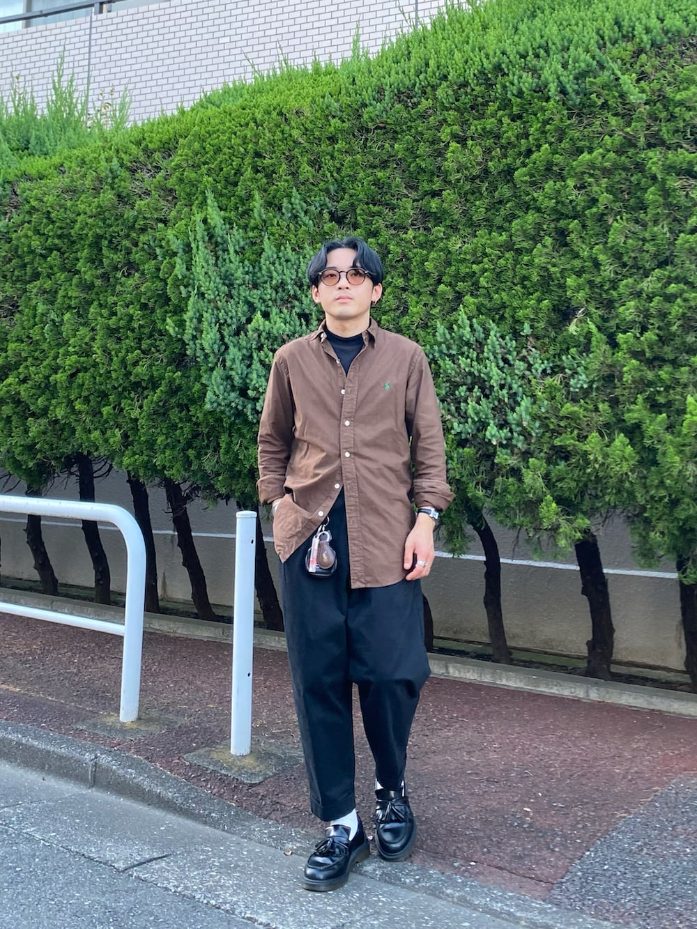 ブラウン系のシャツ/ブラウス、ブラック系のTシャツ/カットソー、ブラック系のチノパンツを着用したメンズの夏コーディネートの4枚目の写真