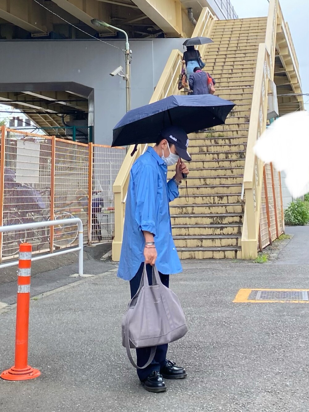 ブルー系のシャツ/ブラウス、ブルー系のその他パンツ、ブラック系のローファーを着用したメンズの夏コーディネートの3枚目の写真