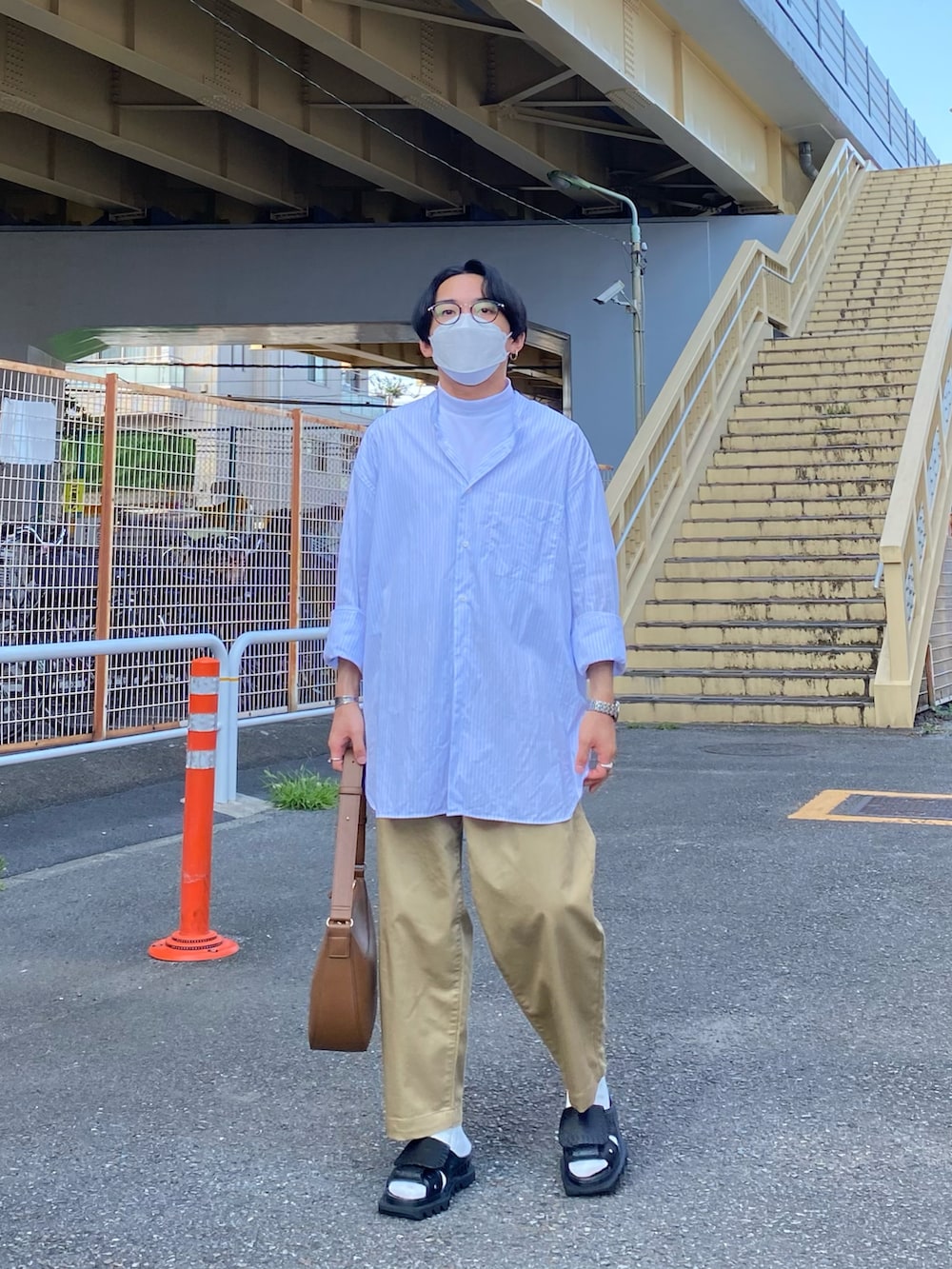 ホワイト系のシャツ/ブラウス、ホワイト系のTシャツ/カットソー、ベージュ系のチノパンツを着用したメンズの夏コーディネートの5枚目の写真