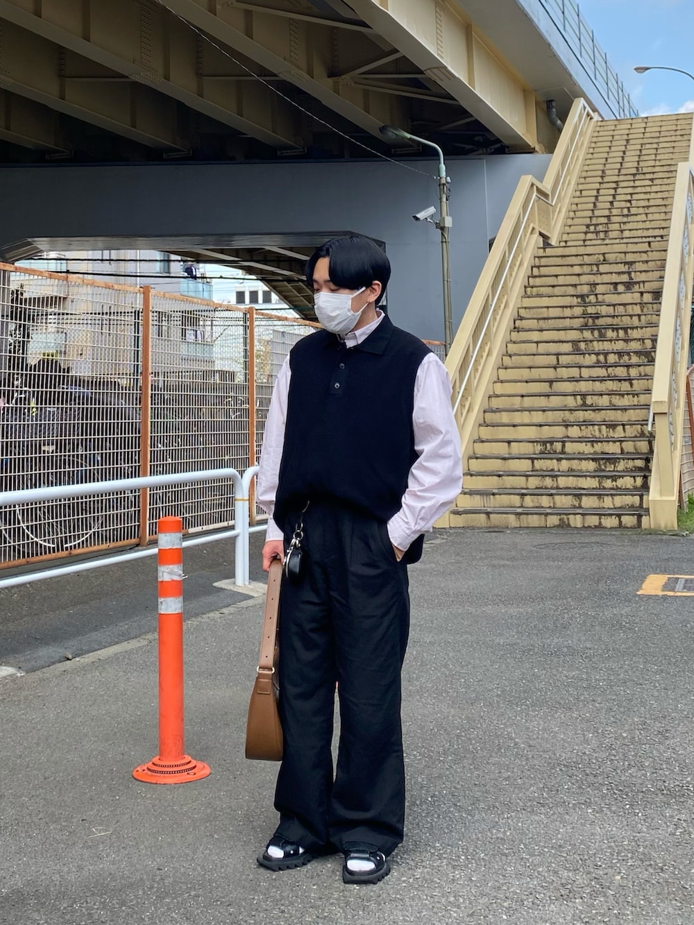 ブラック系のベスト、ピンク系のシャツ/ブラウス、ブラウン系のバッグを着用したメンズの春コーディネートの4枚目の写真