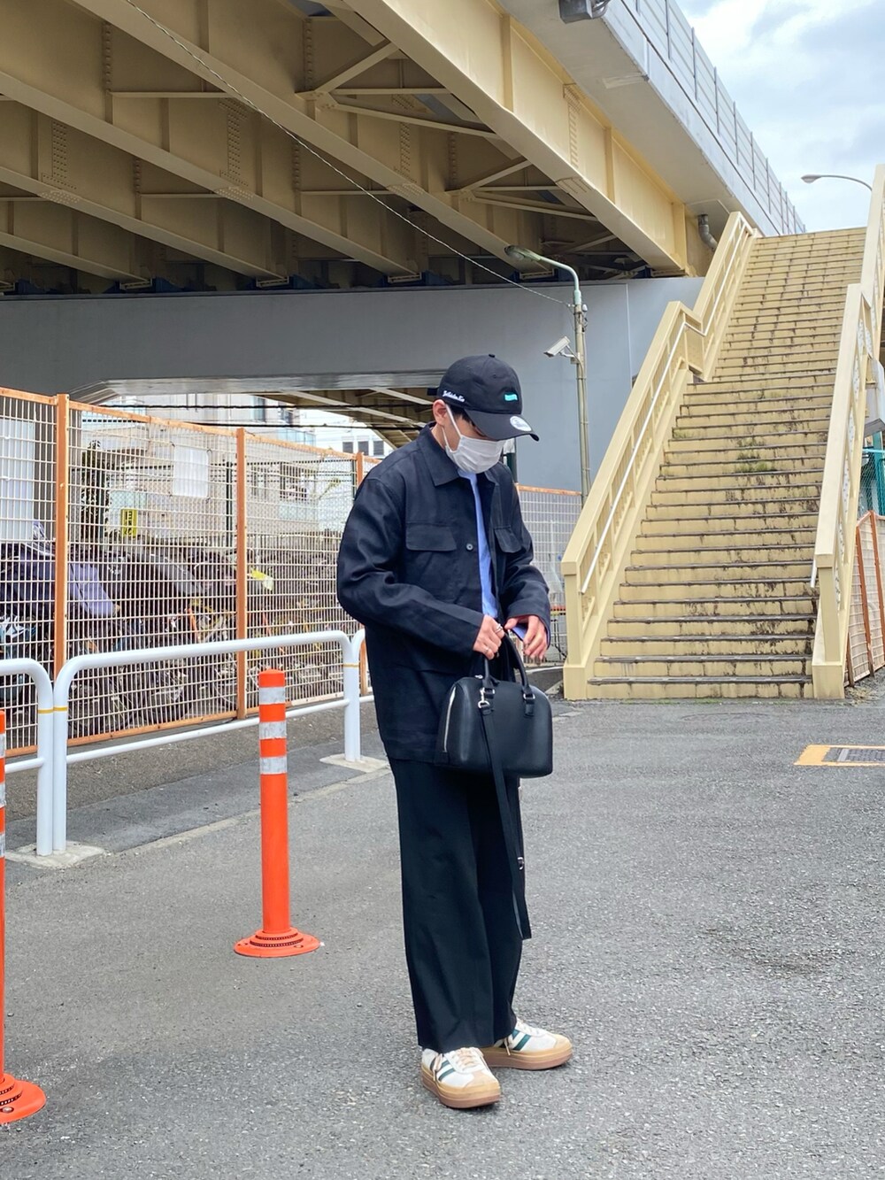 ブラック系のジャケット/アウター、ブルー系のシャツ/ブラウス、ブラック系のパンツを着用したメンズの春コーディネートの4枚目の写真