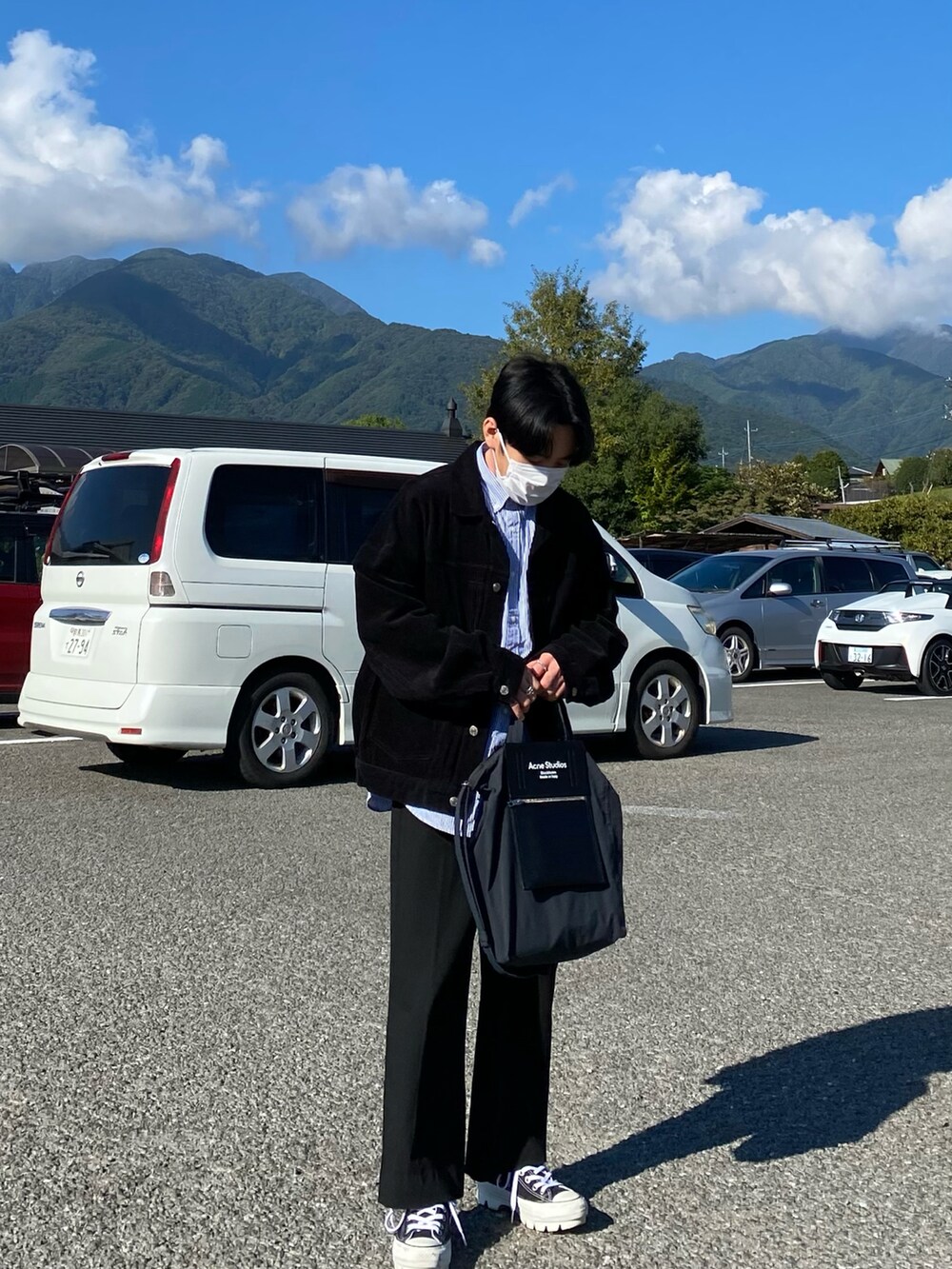 ブラック系のブルゾン、ブルー系のシャツ/ブラウス、ブラック系のパンツを着用したメンズの秋コーディネートの4枚目の写真