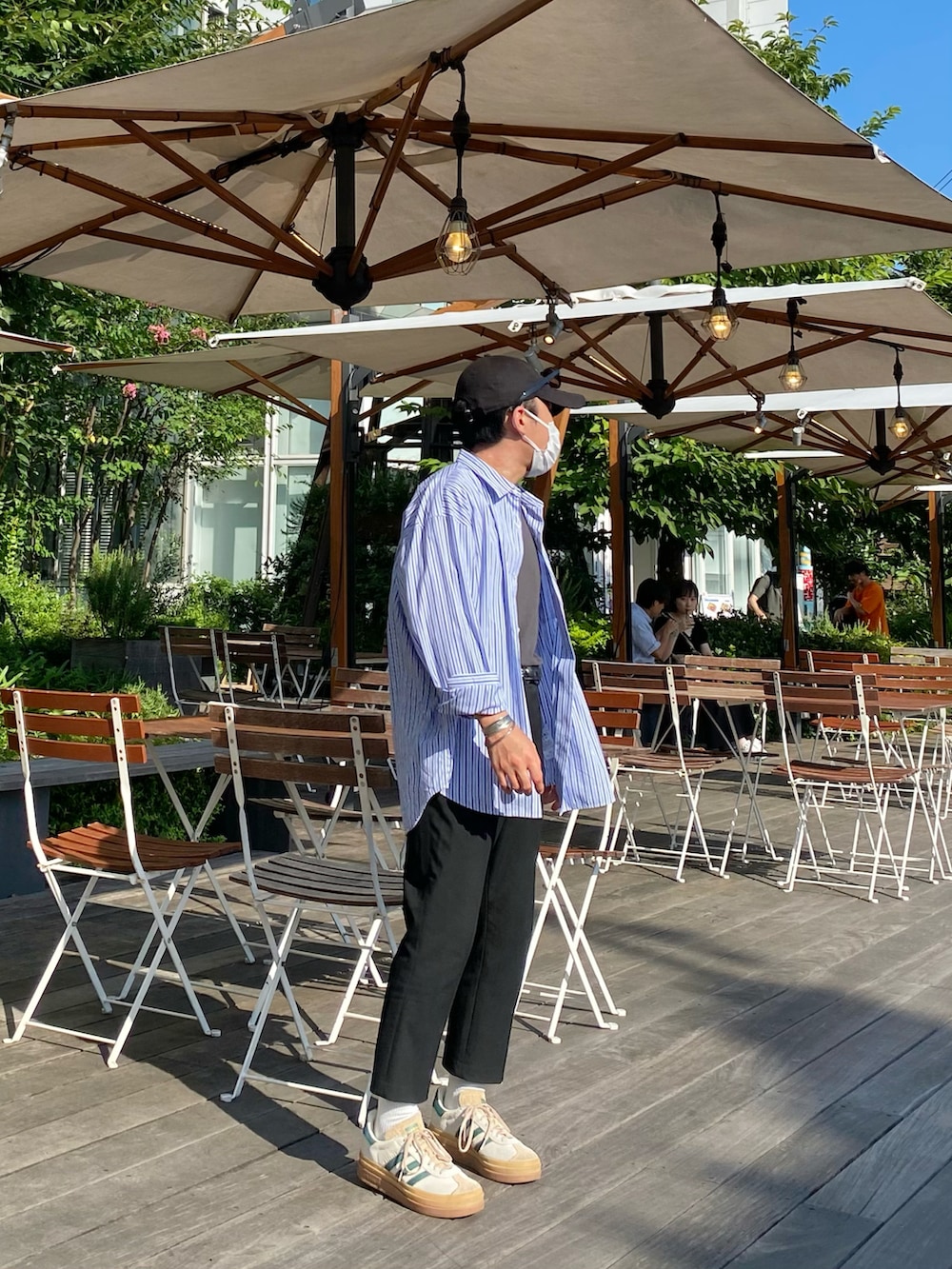 その他のシャツ/ブラウス、ブラック系のスラックス、ベージュ系のスニーカーを着用したメンズの夏コーディネートの2枚目の写真