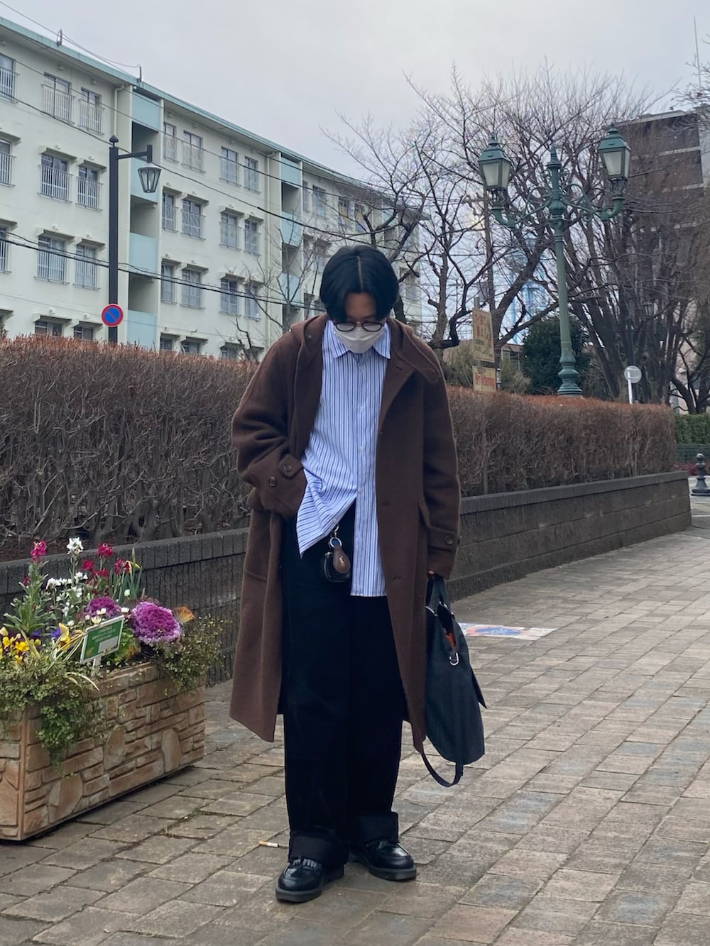 その他のシャツ/ブラウス、ブラック系のローファー、ブラウン系のダッフルコートを着用したメンズの冬コーディネートの2枚目の写真