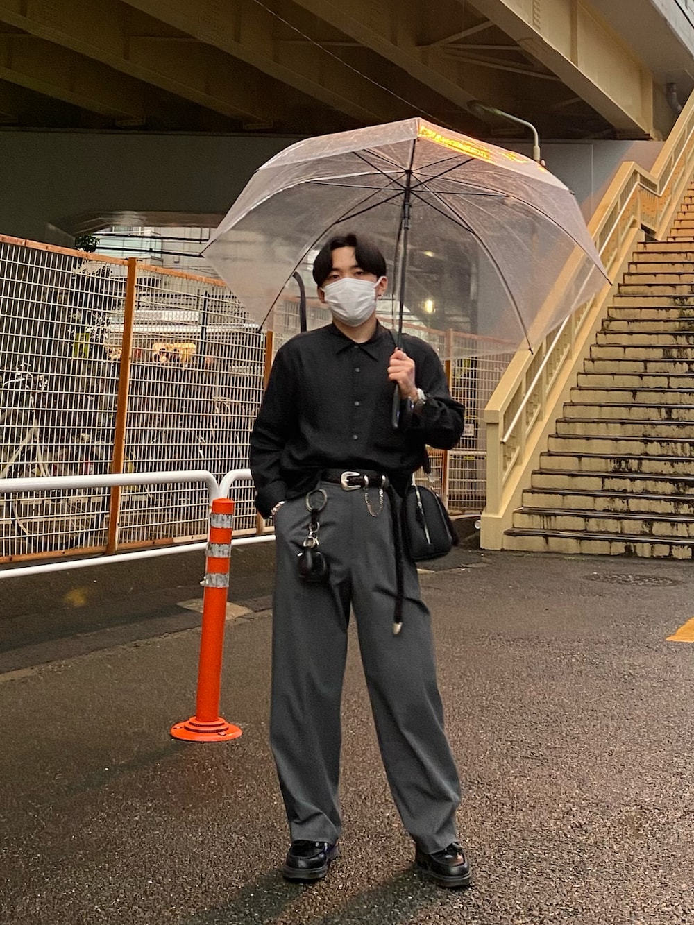 ブラック系のシャツ/ブラウス、ブラック系のボストンバッグ、グレー系のパンツを着用したメンズの夏コーディネートの5枚目の写真