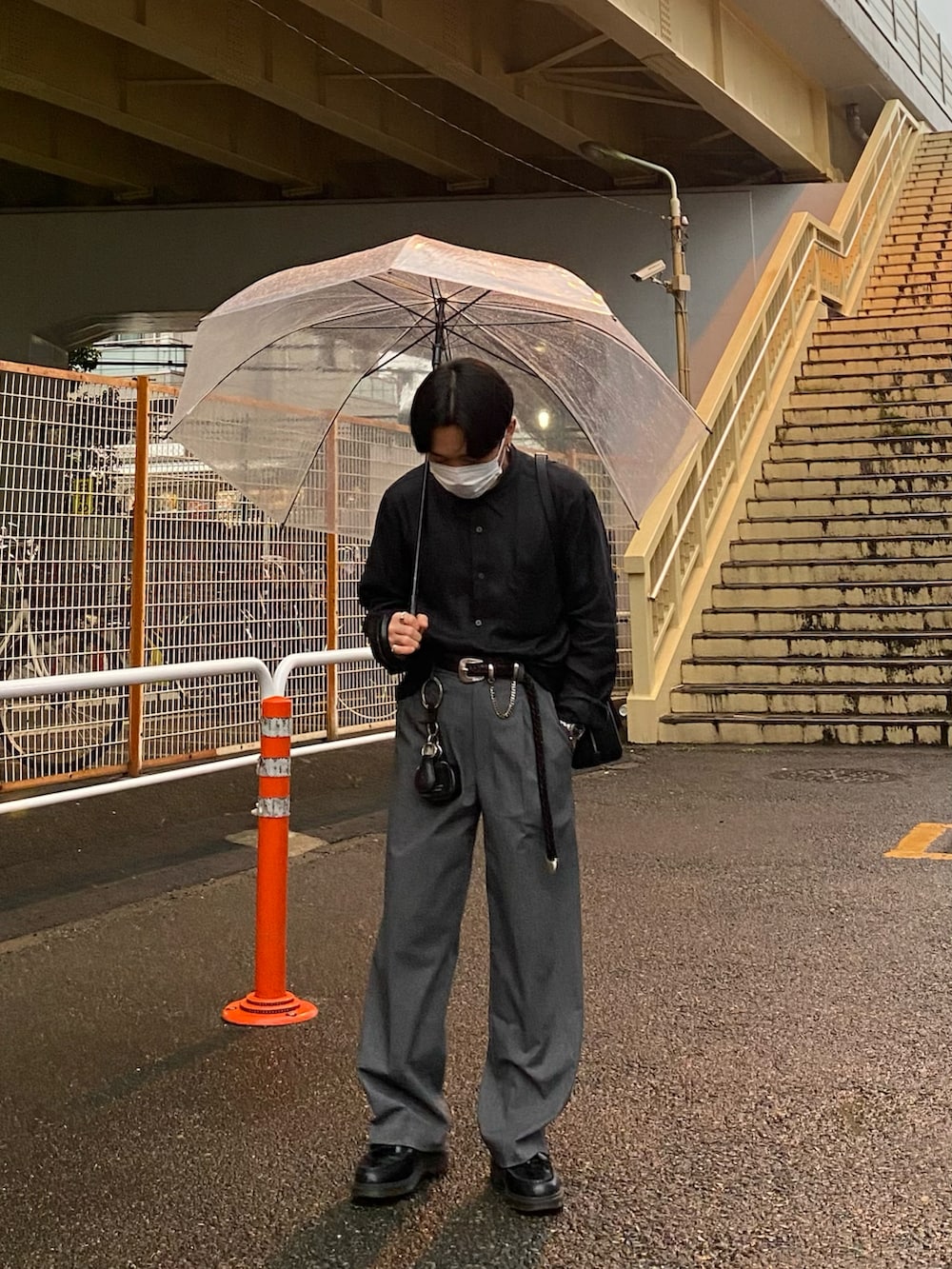 ブラック系のシャツ/ブラウス、ブラック系のボストンバッグ、グレー系のパンツを着用したメンズの夏コーディネートの4枚目の写真