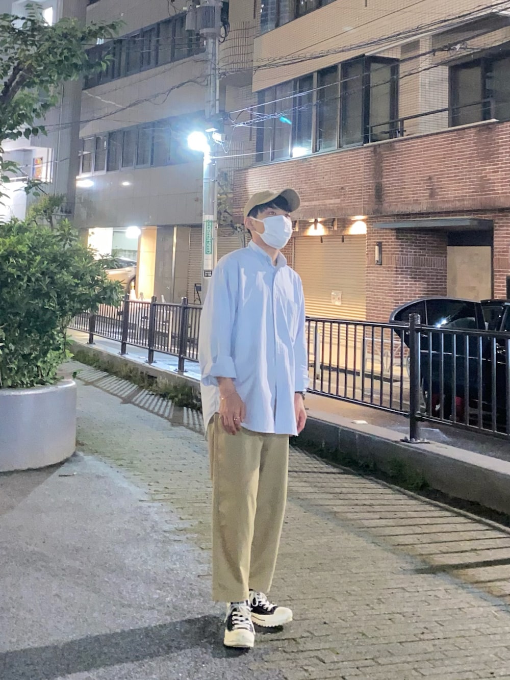 ブルー系のシャツ/ブラウス、ベージュ系のチノパンツ、ブラック系のスニーカーを着用したメンズの夏コーディネートの5枚目の写真