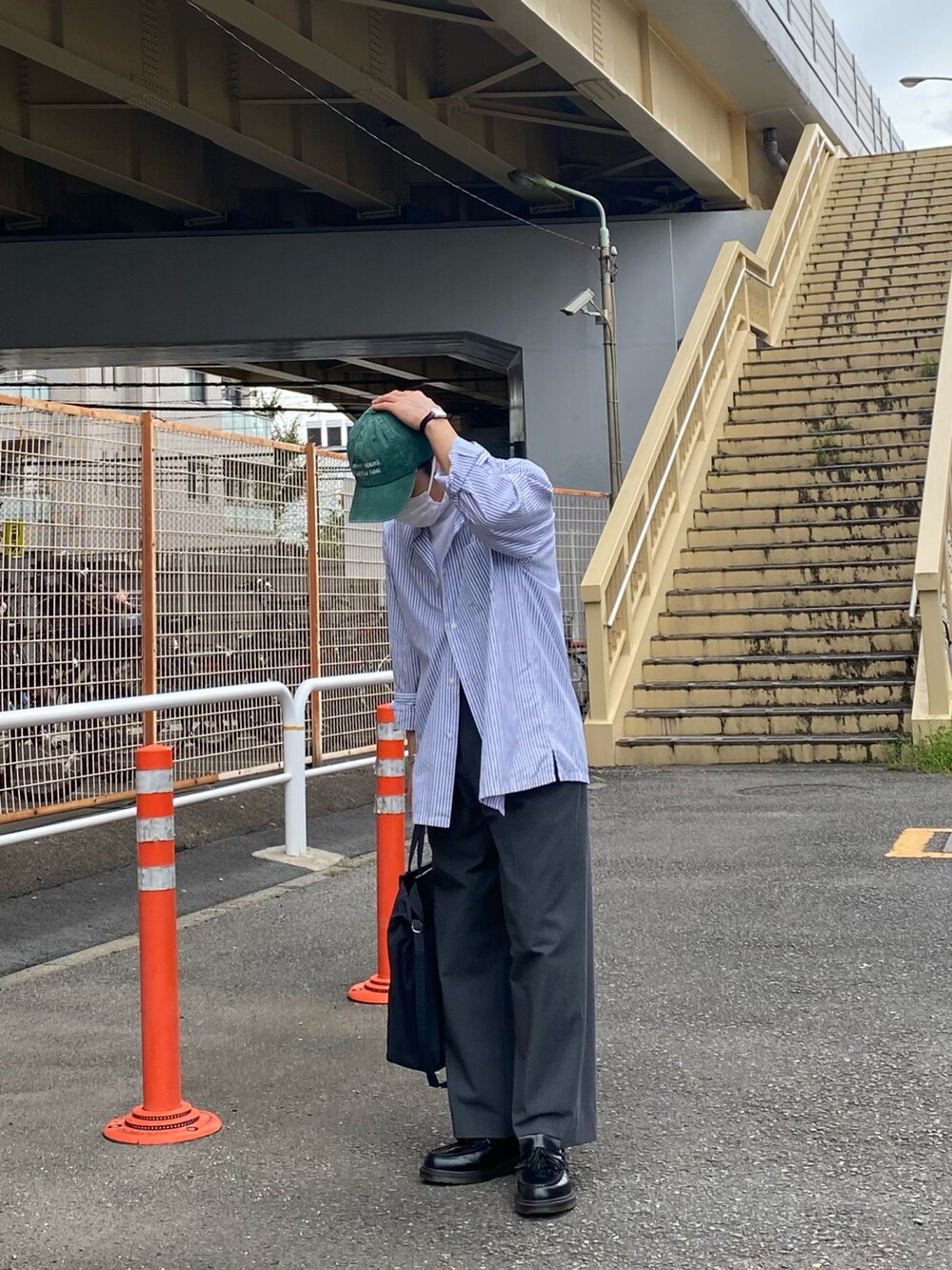 ブルー系のシャツ/ブラウス、グレー系のパンツ、ブラック系のローファーを着用したメンズの夏コーディネートの2枚目の写真