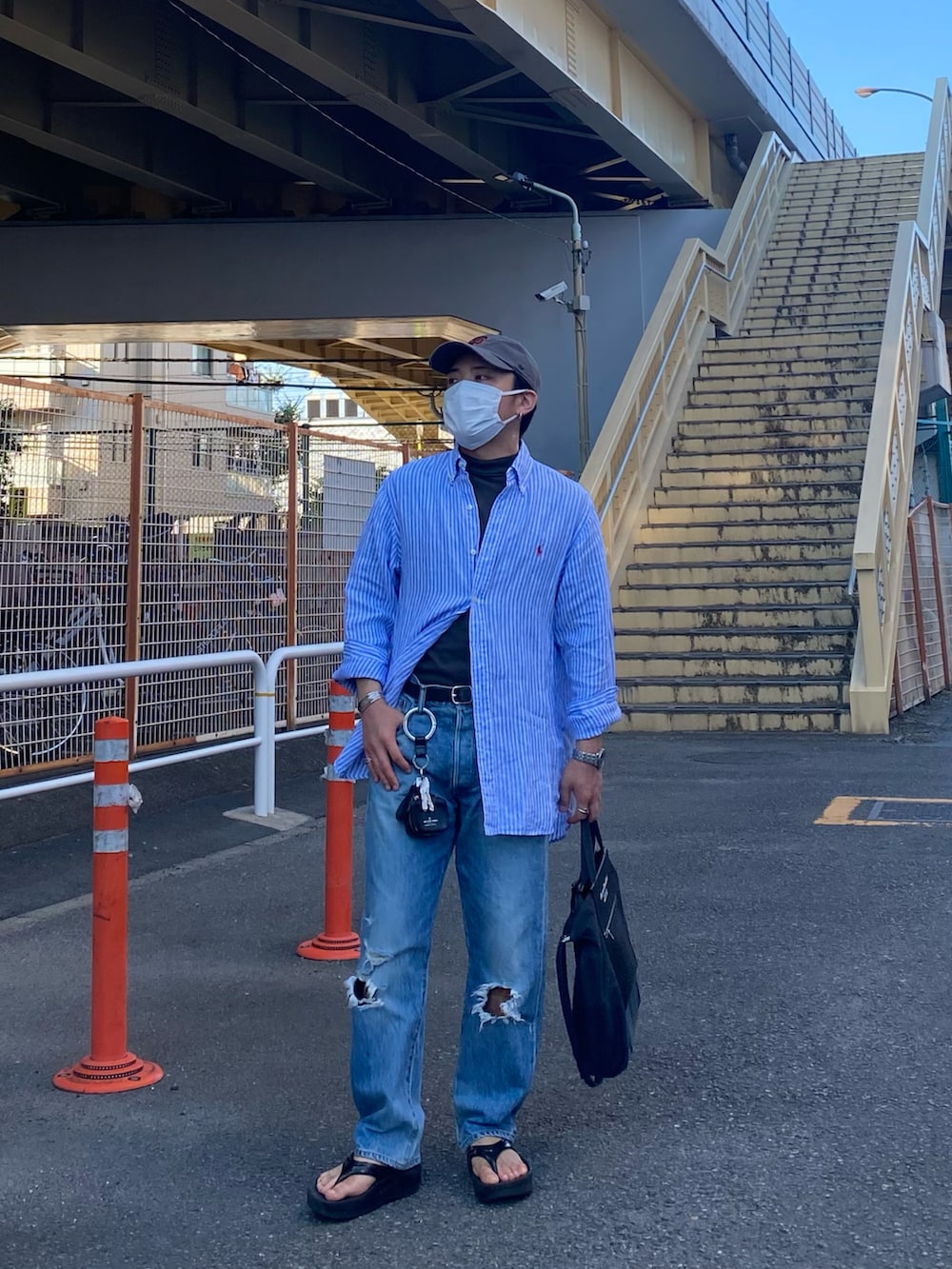 その他のシャツ/ブラウス、ブルー系のデニムパンツ、ブラック系のサンダルを着用したメンズの秋コーディネートの4枚目の写真