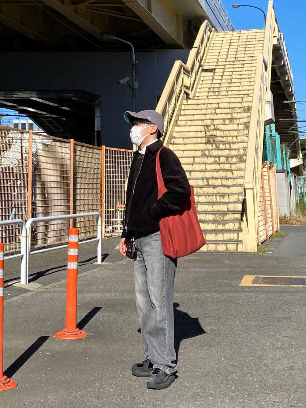 ブラック系のシャツ/ブラウス、ブラック系のスウェット、ホワイト系のTシャツ/カットソーを着用したメンズの秋コーディネートの4枚目の写真