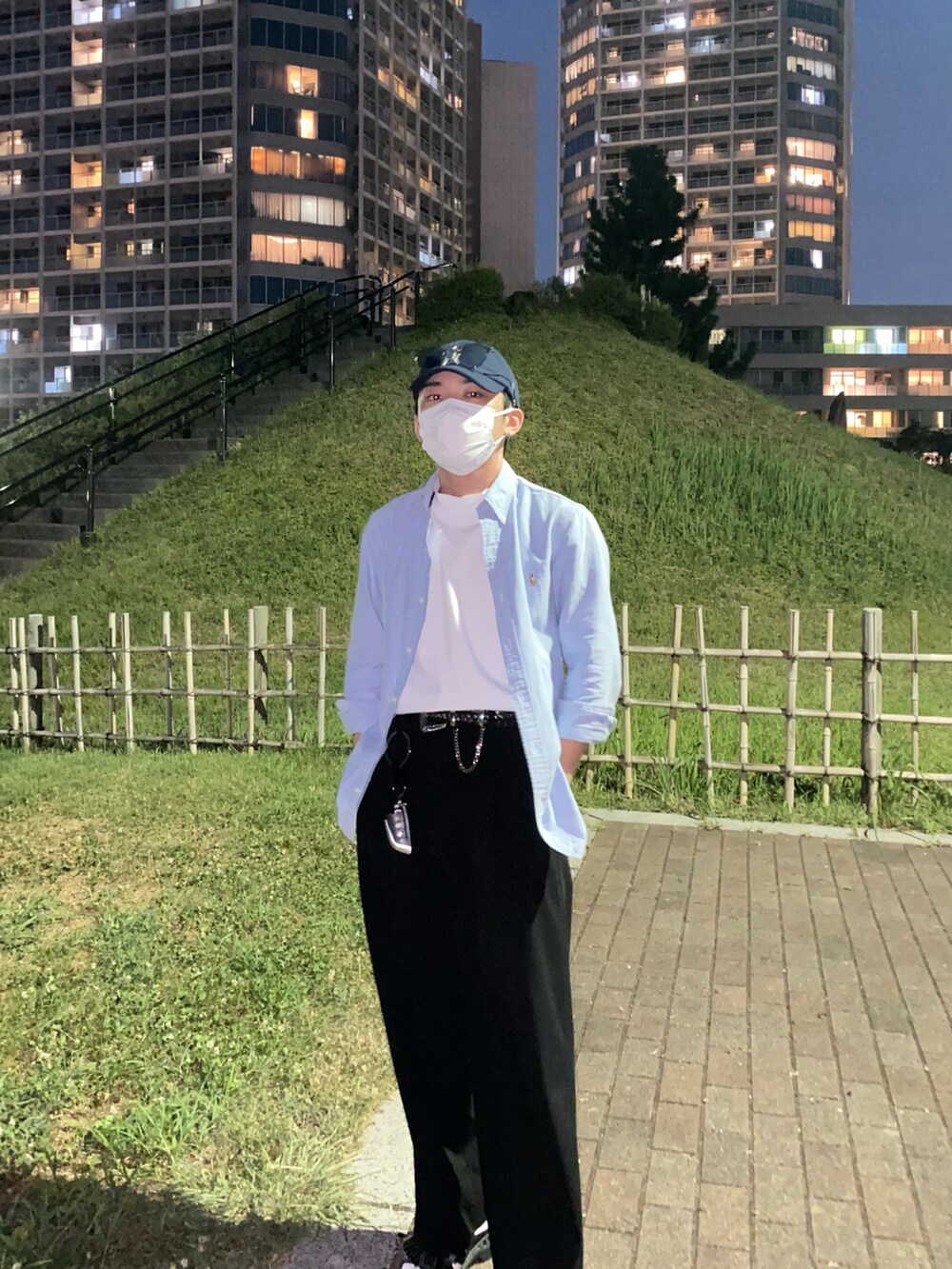 ブルー系のシャツ/ブラウス、ブラック系のパンツ、ブラック系のサンダルを着用したメンズの夏コーディネートの4枚目の写真