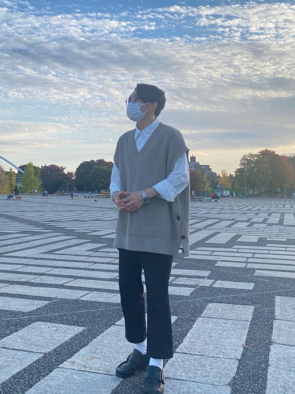 ベージュ系のベスト、ホワイト系のシャツ/ブラウス、ブラック系のスラックスを着用したメンズの秋コーディネートの2枚目の写真