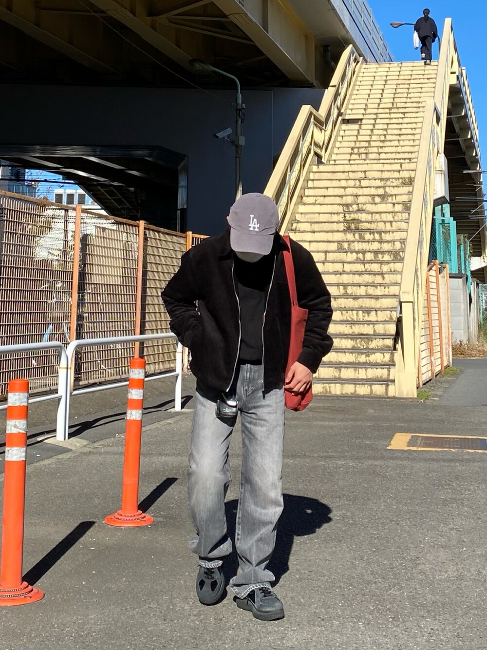 ブラック系のシャツ/ブラウス、ブラック系のスウェット、ホワイト系のTシャツ/カットソーを着用したメンズの秋コーディネートの3枚目の写真