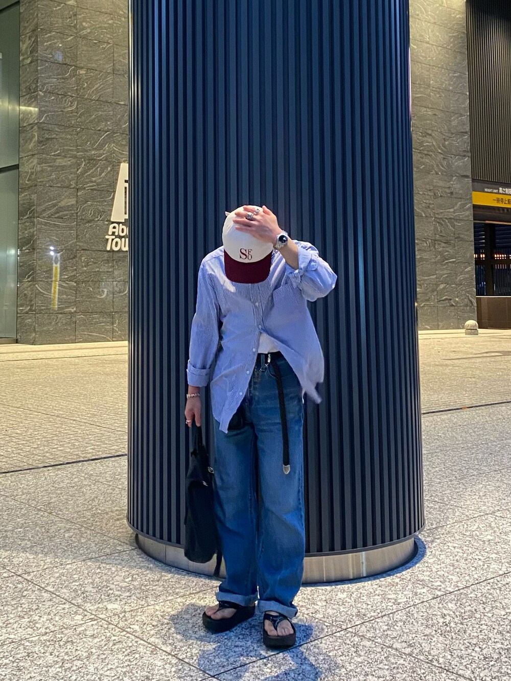 ブルー系のシャツ/ブラウス、ブラック系のトートバッグ、ブルー系のデニムパンツを着用したメンズの夏コーディネートの4枚目の写真