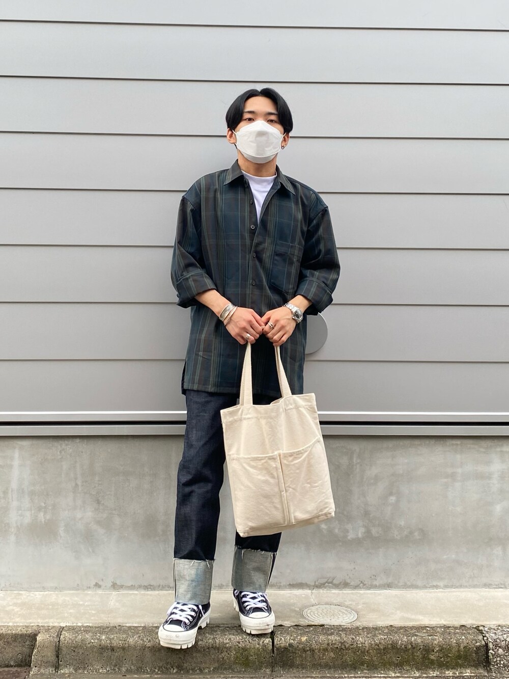 ブルー系のシャツ/ブラウス、ホワイト系のTシャツ/カットソー、ブルー系のデニムパンツを着用したメンズの秋コーディネートの2枚目の写真