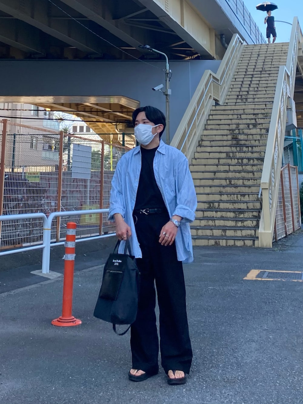 グリーン系のシャツ/ブラウス、ブラック系のパンツ、ブラック系のサンダルを着用したメンズの夏コーディネートの2枚目の写真