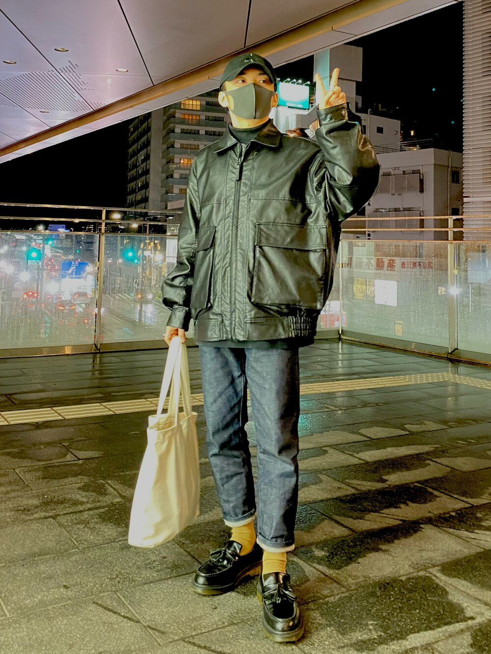 ブラック系のブルゾン、ブラック系のスウェット、ホワイト系のトートバッグを着用したメンズの春コーディネートの4枚目の写真