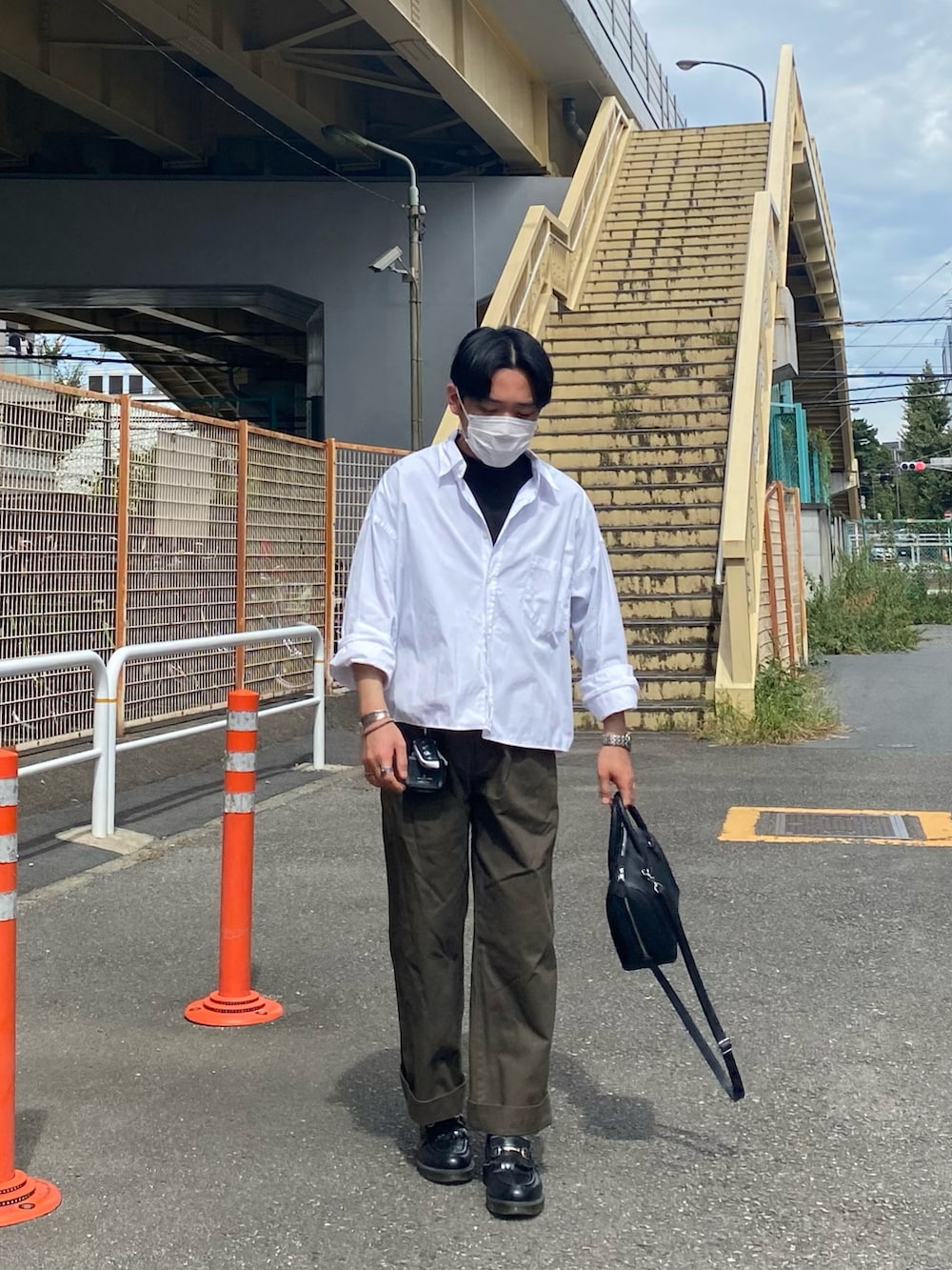 ホワイト系のシャツ/ブラウス、グリーン系のその他パンツ、ブラック系のローファーを着用したメンズの秋コーディネートの4枚目の写真