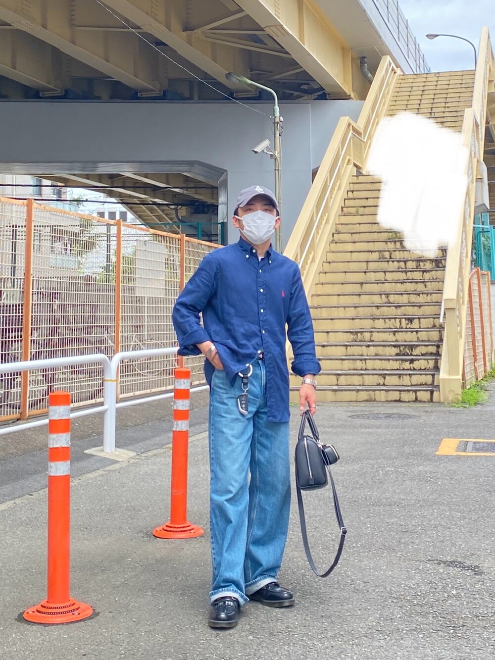 ブルー系のシャツ/ブラウス、ブルー系のデニムパンツ、ブラック系のローファーを着用したメンズの夏コーディネートの4枚目の写真