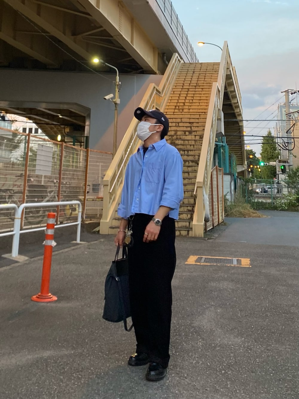 ブルー系のシャツ/ブラウス、ブラック系のその他パンツ、ブラック系のドレスシューズを着用したメンズの秋コーディネートの3枚目の写真