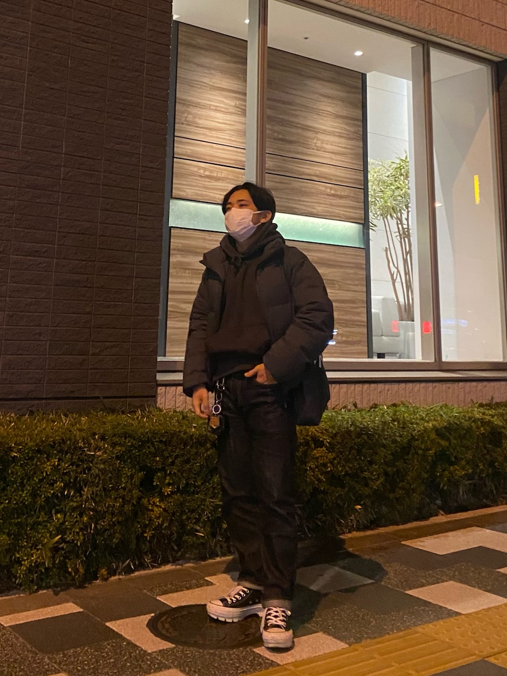 グレー系のパーカー、ブルー系のトートバッグ、グレー系のダウンジャケット/コートを着用したメンズの冬コーディネートの2枚目の写真