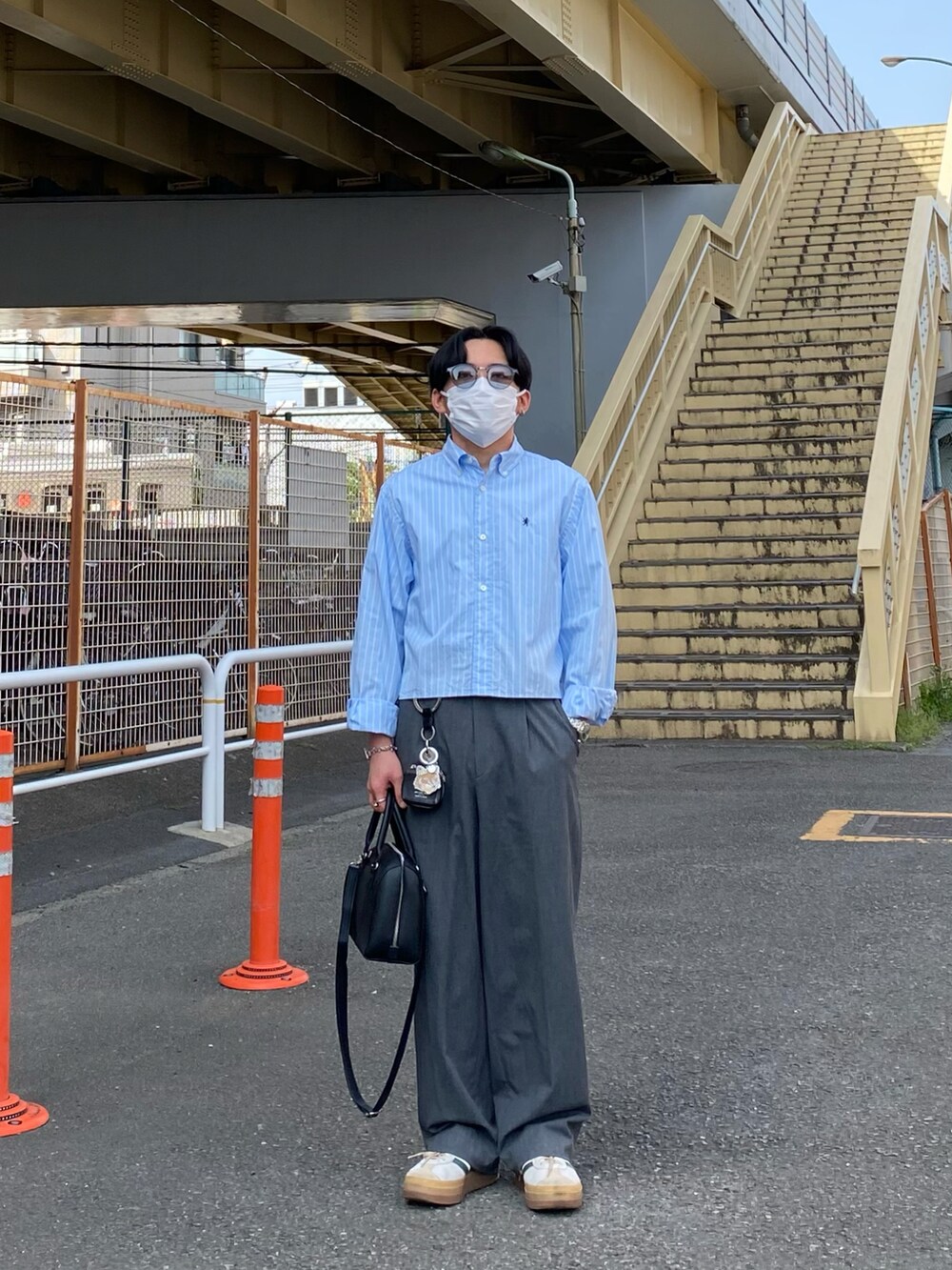 ブルー系のシャツ/ブラウス、ブラック系のボストンバッグ、グレー系のパンツを着用したメンズの春コーディネートの5枚目の写真