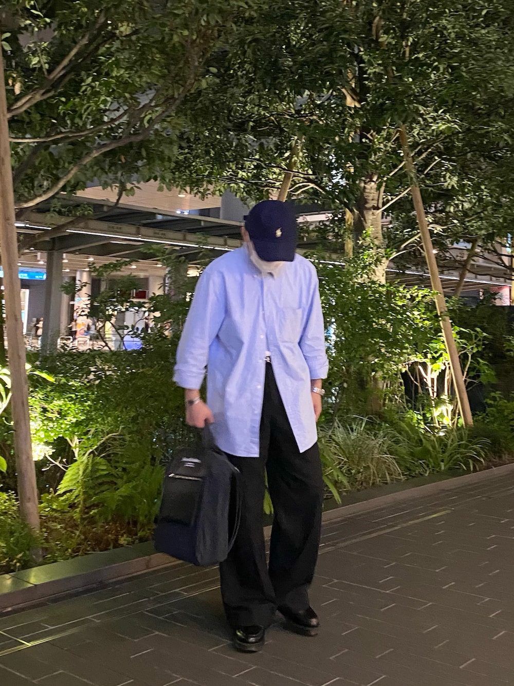 ブルー系のシャツ/ブラウス、ブラック系のパンツ、ブラック系のローファーを着用したメンズの夏コーディネートの3枚目の写真