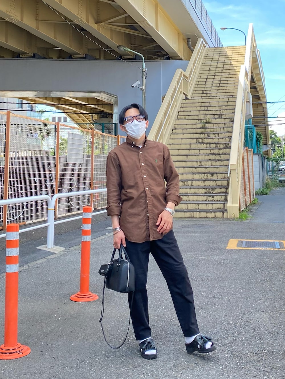ブラウン系のシャツ/ブラウス、ブラック系のその他パンツ、ブラック系のサンダルを着用したメンズの夏コーディネートの3枚目の写真