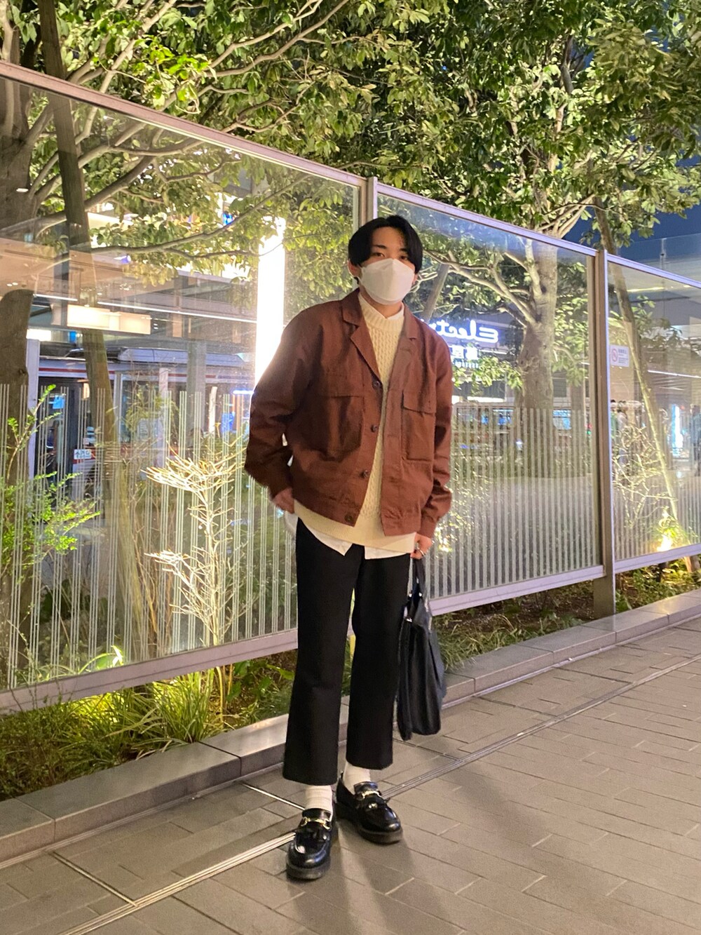 ブラウン系のジャケット/アウター、ベージュ系のニット/セーター、ホワイト系のシャツ/ブラウスを着用したメンズの春コーディネートの4枚目の写真