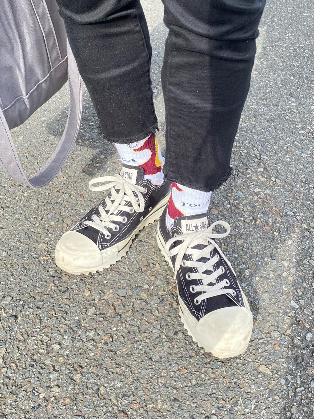 ブラック系のライダースジャケット、ブルー系のシャツ/ブラウス、ブラック系のデニムパンツを着用したメンズの秋コーディネートの5枚目の写真