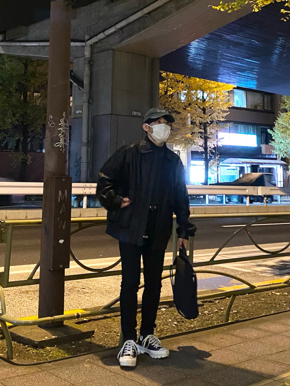 ブラック系のブルゾン、グリーン系のスウェット、ブラック系のデニムパンツを着用したメンズの冬コーディネートの4枚目の写真