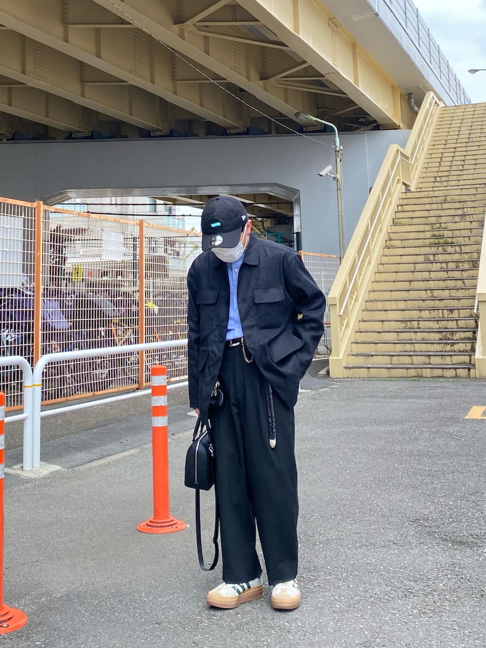 ブラック系のジャケット/アウター、ブルー系のシャツ/ブラウス、ブラック系のパンツを着用したメンズの春コーディネートの2枚目の写真