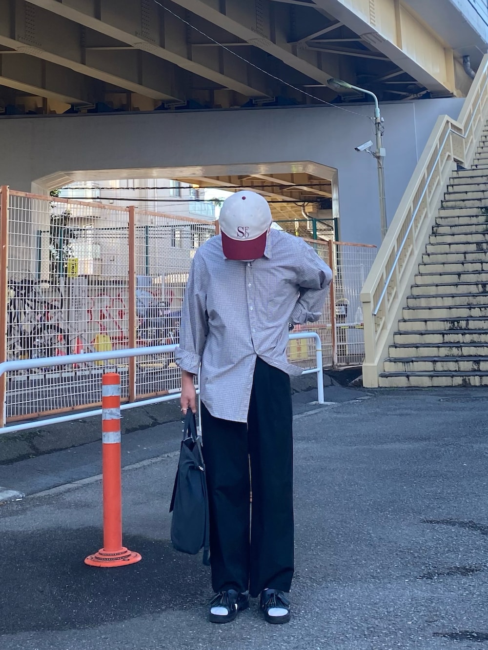 ホワイト系のシャツ/ブラウス、ブラック系のパンツ、ブラック系のサンダルを着用したメンズの夏コーディネートの3枚目の写真