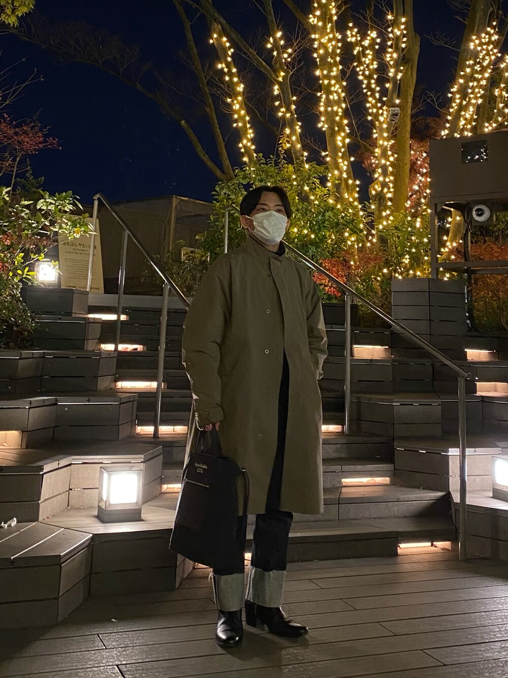 ブラウン系のモッズコート、ブラック系のスウェット、ブラック系のトートバッグを着用したメンズの冬コーディネートの4枚目の写真