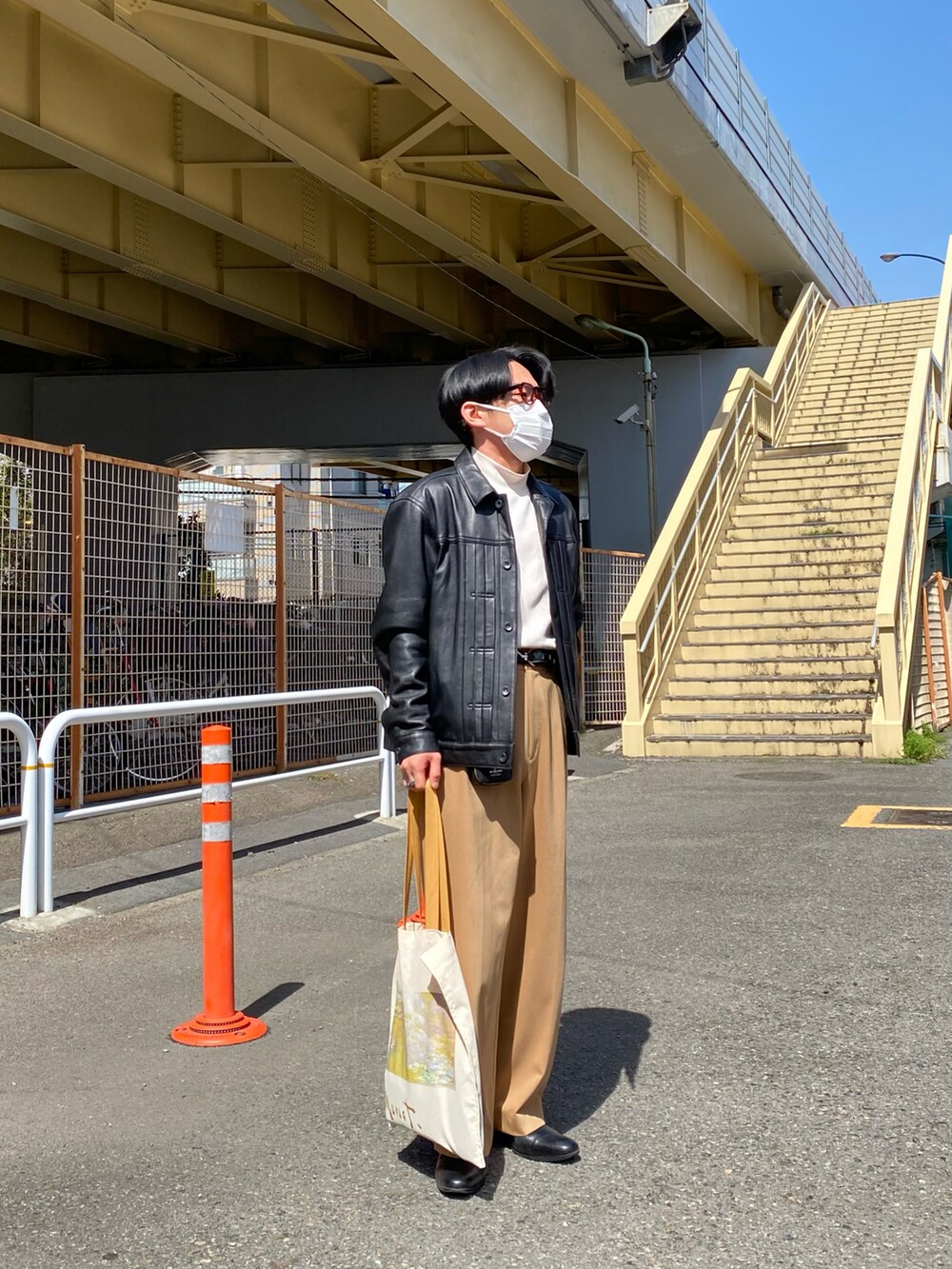 ブラック系のライダースジャケット、その他のTシャツ/カットソー、ベージュ系のスラックスを着用したメンズの春コーディネートの4枚目の写真