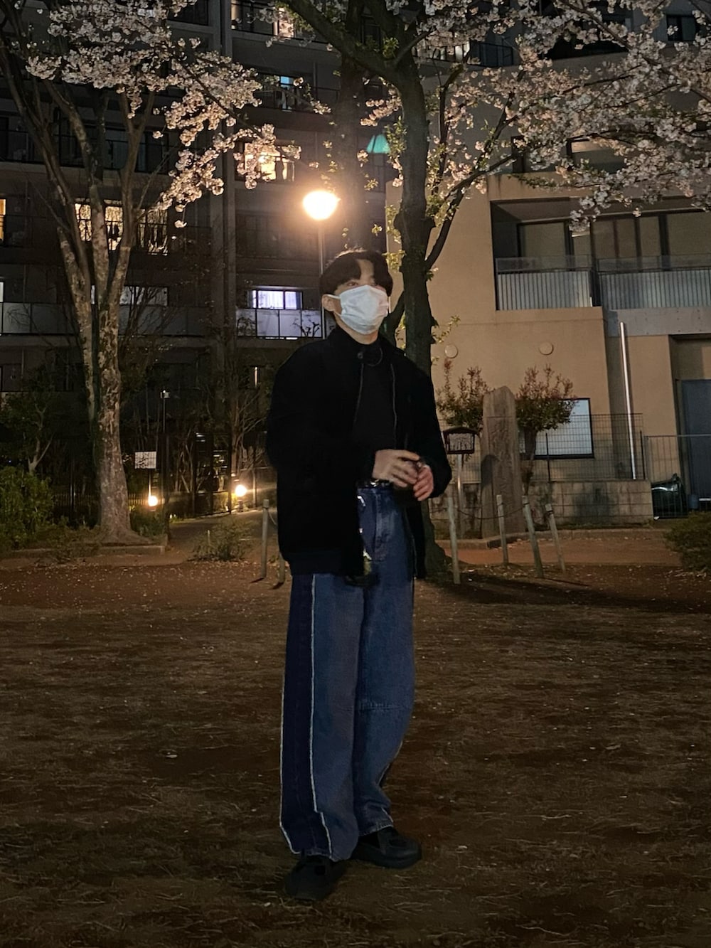 ブルー系のその他アウター、ブラック系のTシャツ/カットソー、ブルー系のデニムパンツを着用したメンズの春コーディネートの2枚目の写真