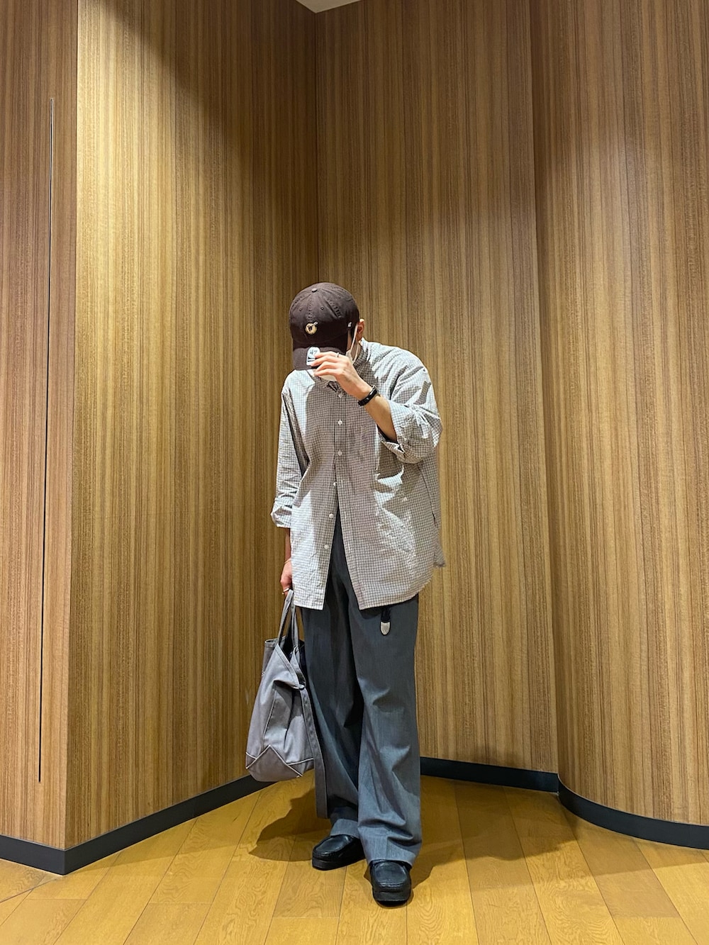 ホワイト系のシャツ/ブラウス、グレー系のトートバッグ、グレー系のパンツを着用したメンズの秋コーディネートの4枚目の写真