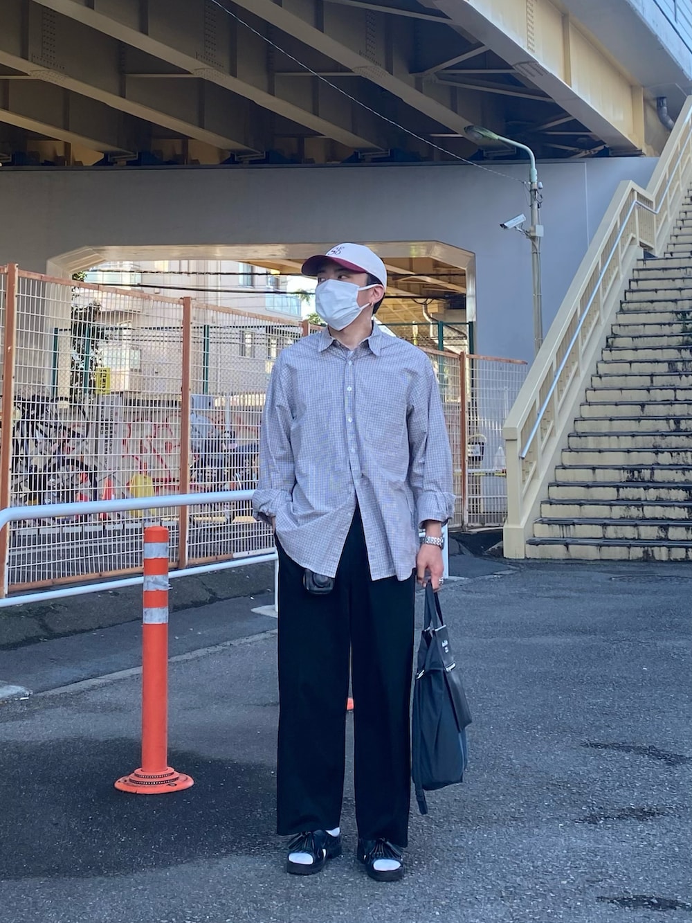 ホワイト系のシャツ/ブラウス、ブラック系のパンツ、ブラック系のサンダルを着用したメンズの夏コーディネートの4枚目の写真