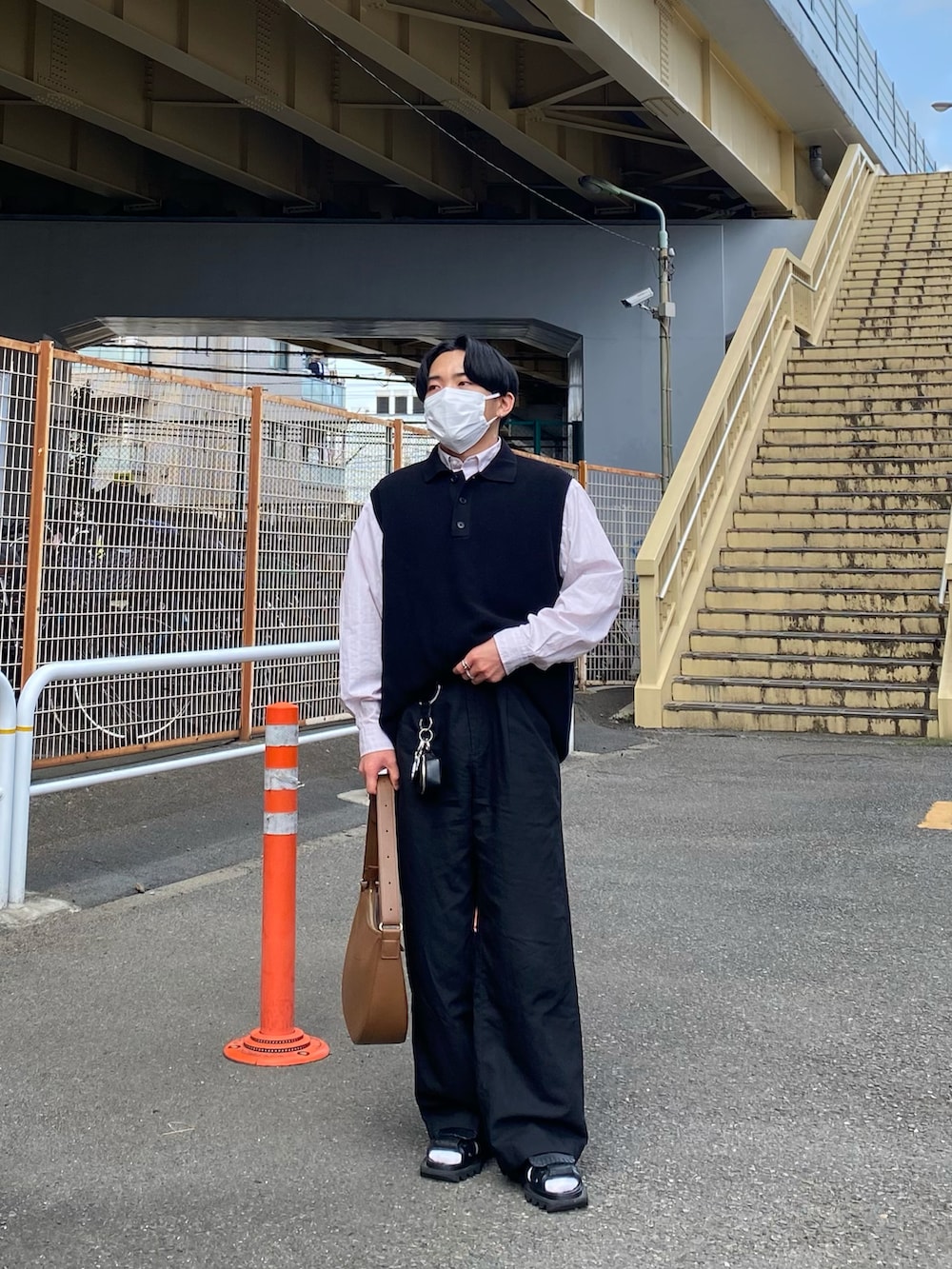 ブラック系のベスト、ピンク系のシャツ/ブラウス、ブラウン系のバッグを着用したメンズの春コーディネートの5枚目の写真