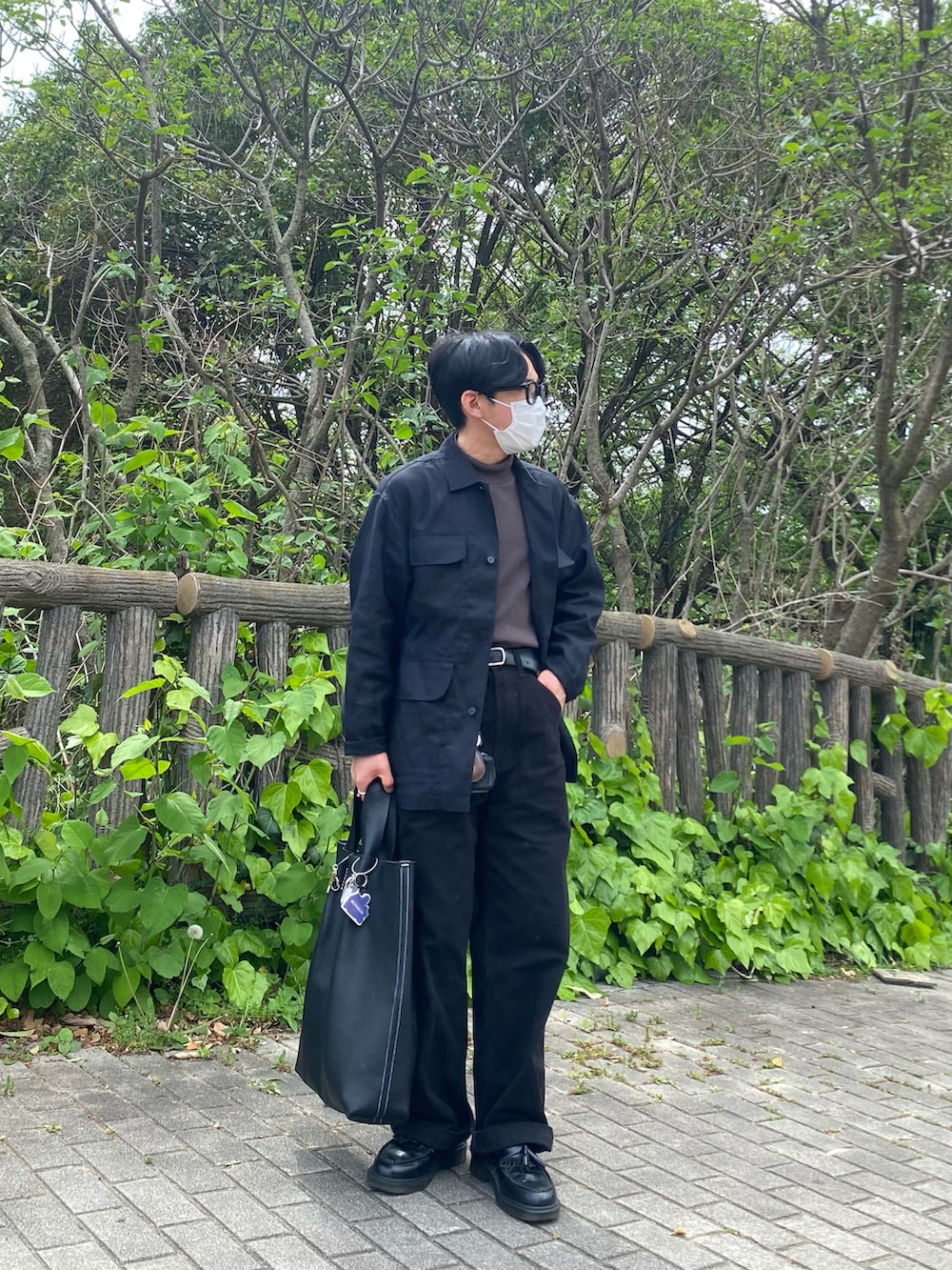 ブラック系のその他パンツ、ブラック系のローファー、グレー系のTシャツ/カットソーを着用したメンズの春コーディネートの4枚目の写真