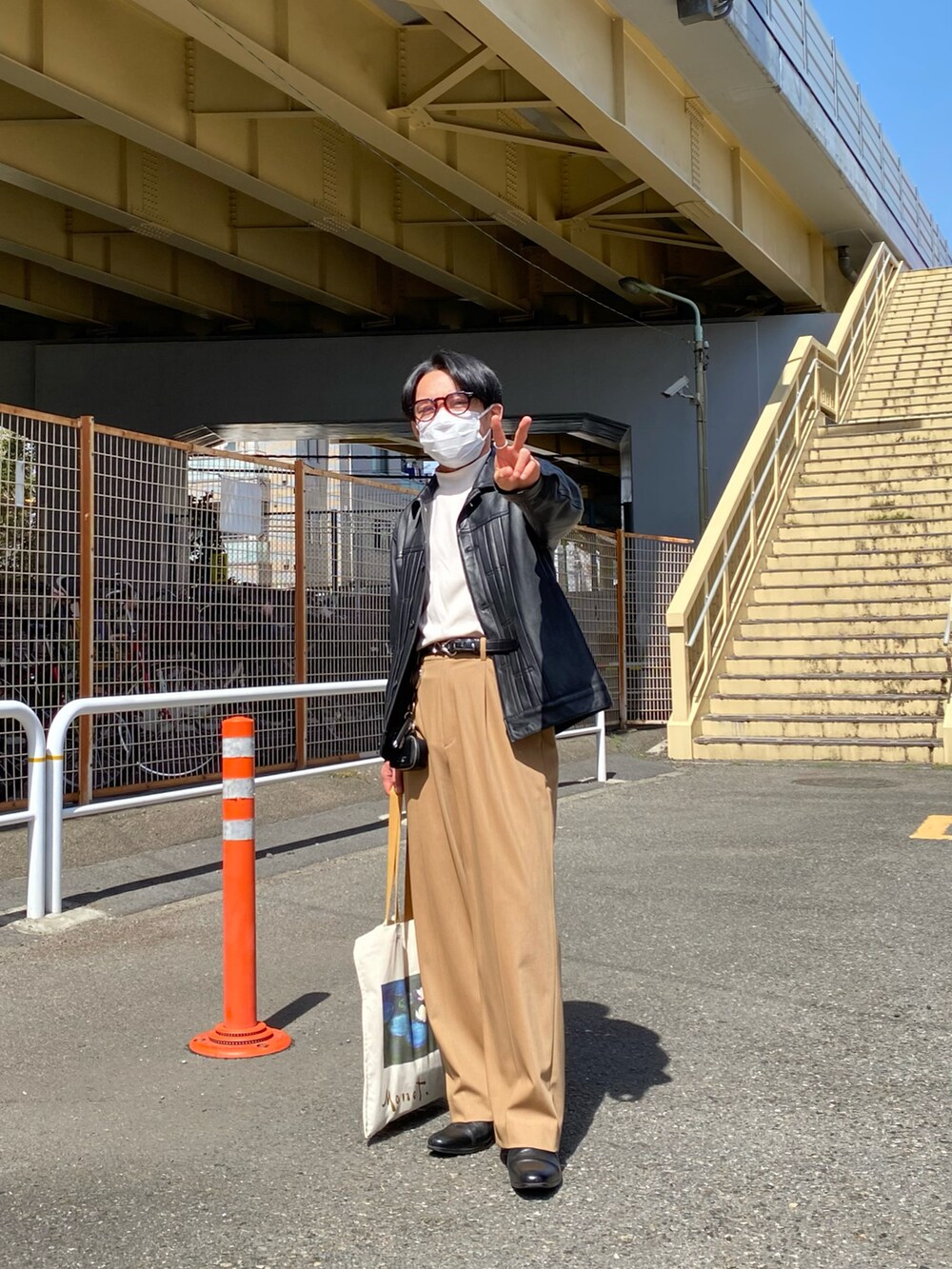 ブラック系のライダースジャケット、その他のTシャツ/カットソー、ベージュ系のスラックスを着用したメンズの春コーディネートの5枚目の写真