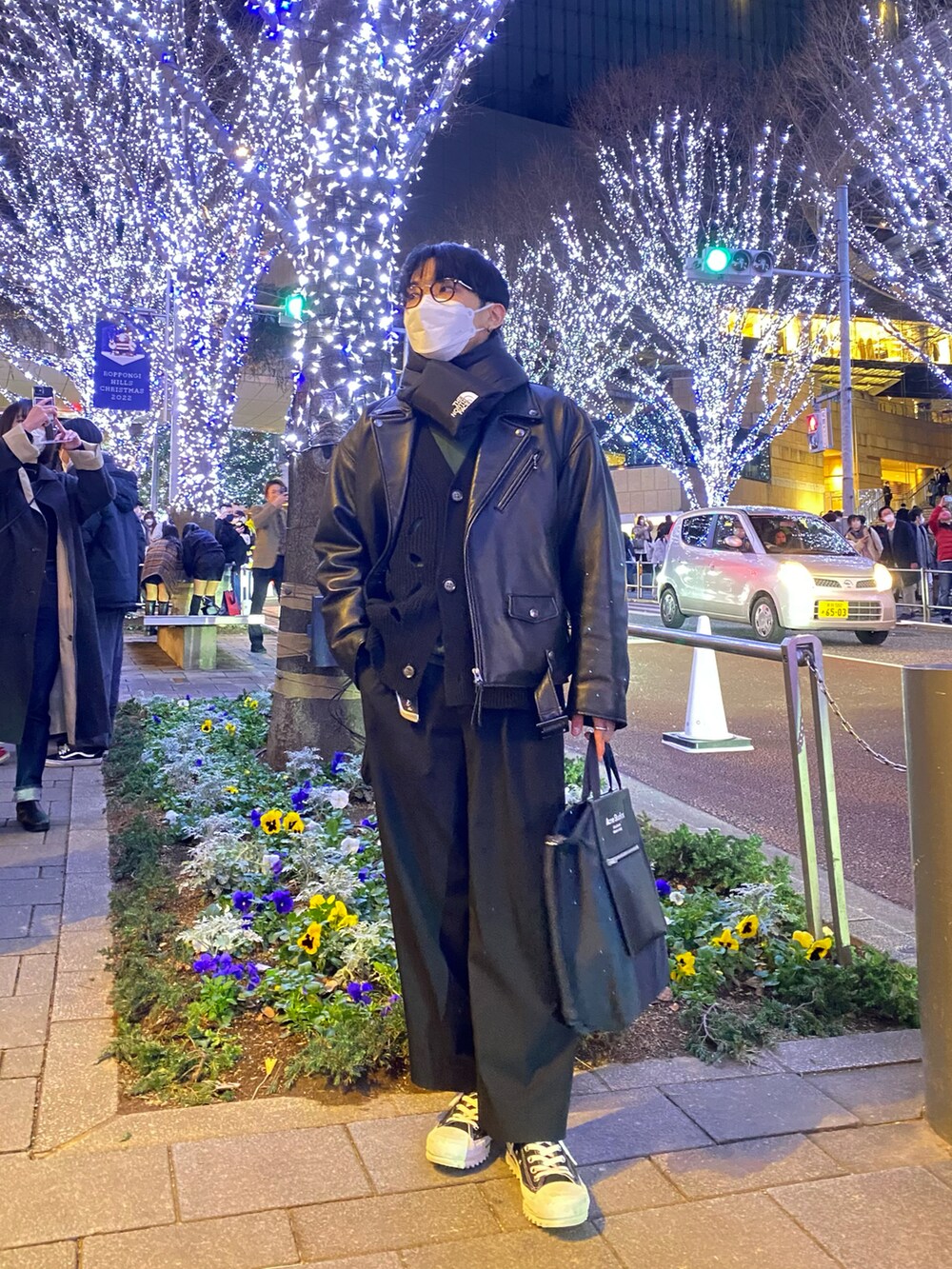 ブラック系のライダースジャケット、ブラック系のカーディガン/ボレロ、グリーン系のスウェットを着用したメンズの冬コーディネートの5枚目の写真