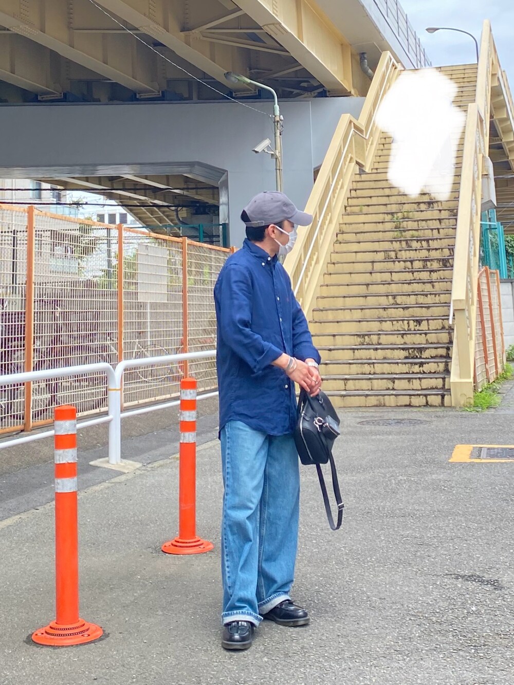 ブルー系のシャツ/ブラウス、ブルー系のデニムパンツ、ブラック系のローファーを着用したメンズの夏コーディネートの3枚目の写真