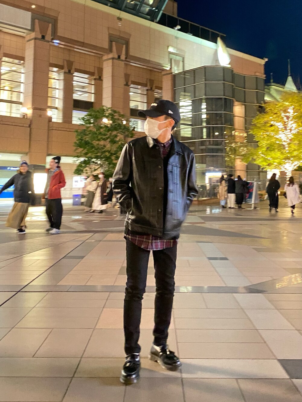 ブラック系のライダースジャケット、ブラック系のベスト、レッド系のシャツ/ブラウスを着用したメンズの秋コーディネートの4枚目の写真