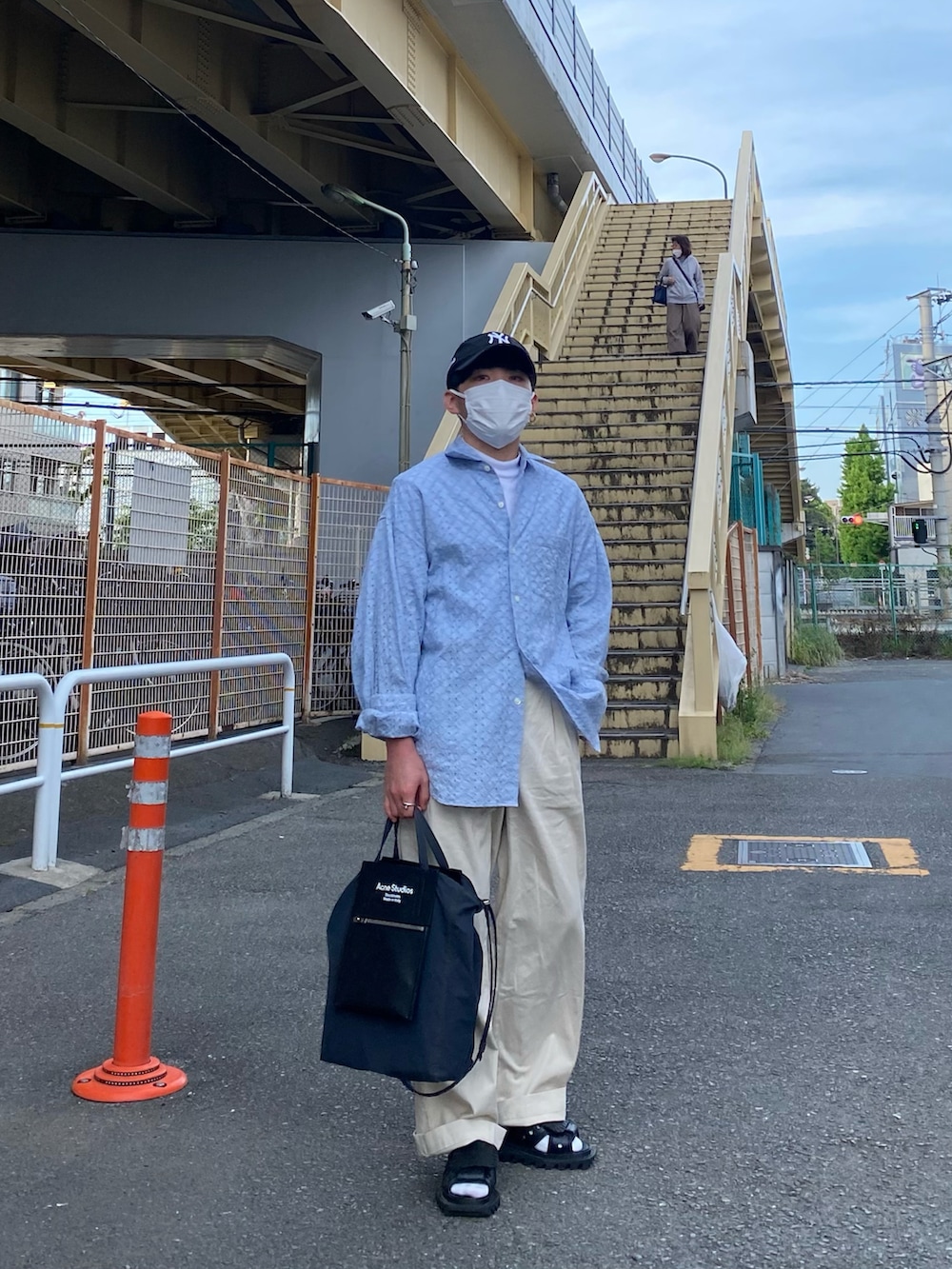 ブルー系のシャツ/ブラウス、ホワイト系のチノパンツ、ブラック系のサンダルを着用したメンズの春コーディネートの3枚目の写真